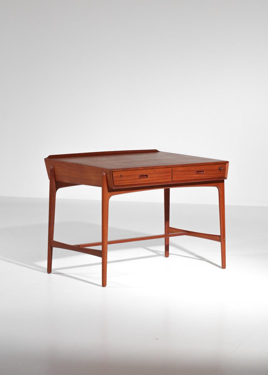 Kleiner skandinavischer Schreibtisch aus den 60er Jahren von dem dänischen Designer Svend Aage Madsen. Struktur in massivem Teakholz und Furnier, ist dieser Schreibtisch von unabhängigen Schubladen mit Schlüssel (mitgeliefert) zu schließen