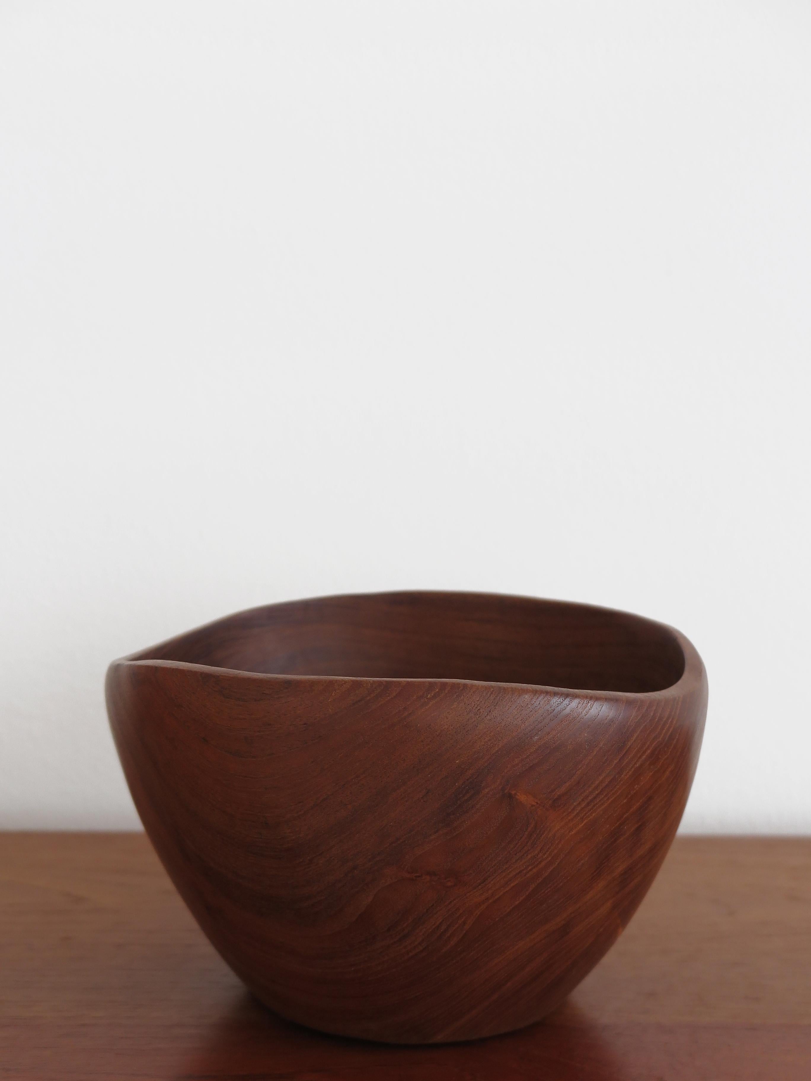 Midcentury moderrn design scandinavian solid wood bowl centerpiece with irregular edge, Denmark 1960s

Please note that the item is original of the period and this shows normal signs of age and use.