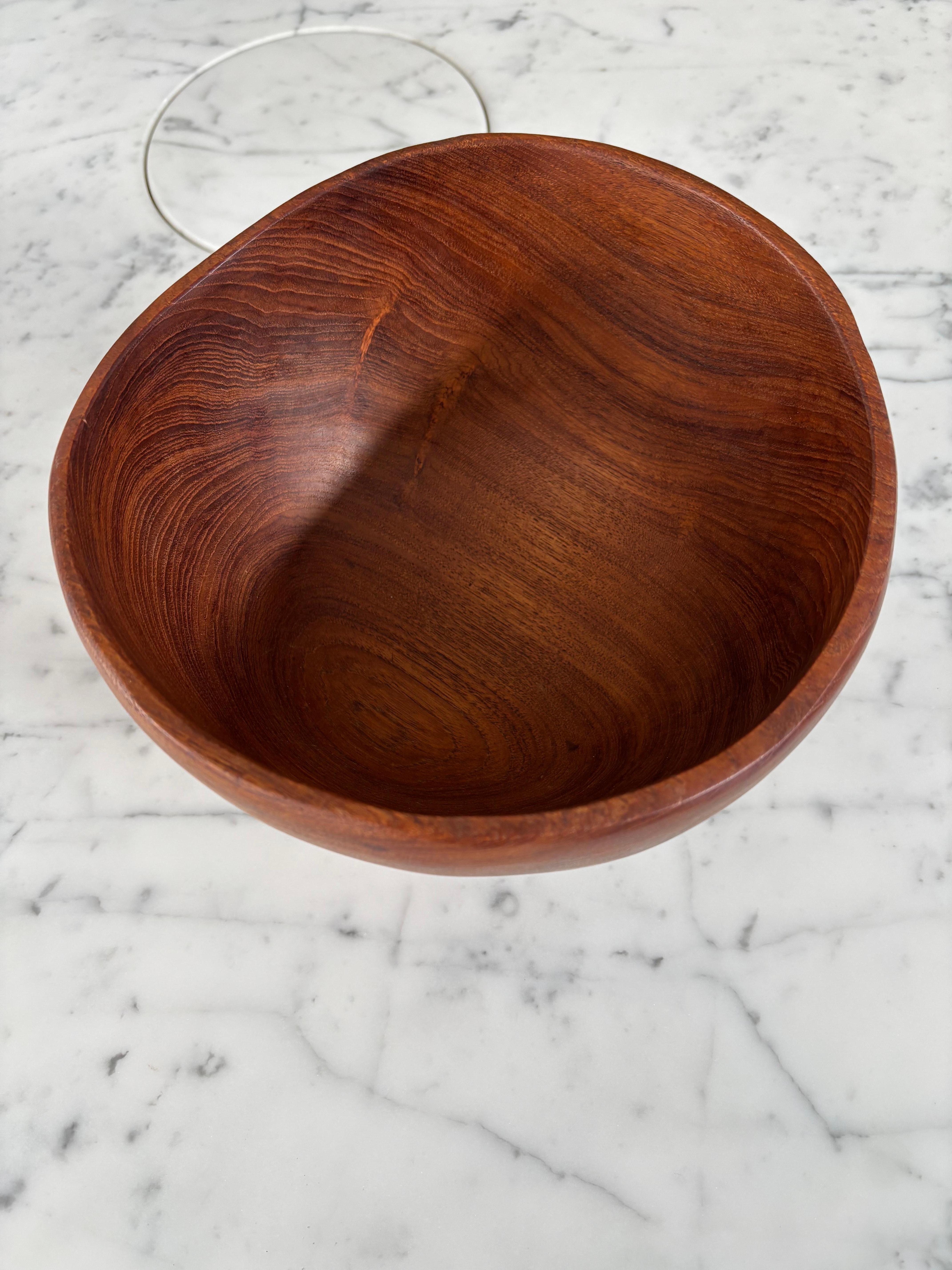 Milieu du XXe siècle Centre de table scandinave en bois massif des années 1960