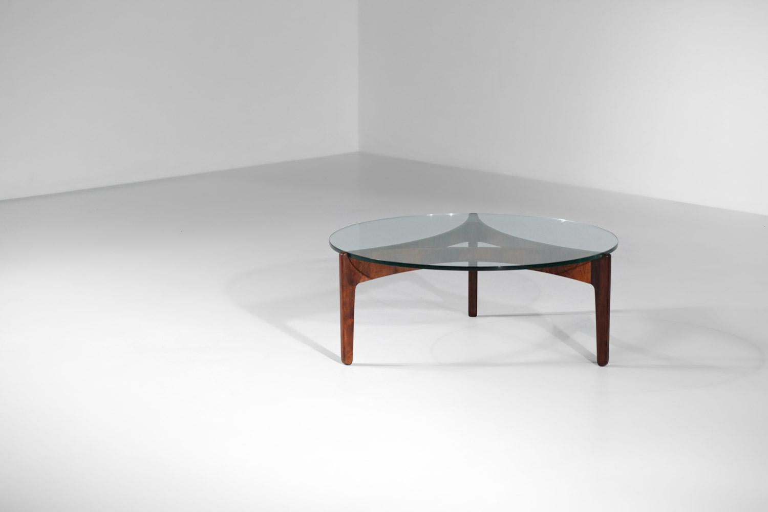 Scandinavian coffee table from the 1960s by the danish designer Sven Ellekaer for Christian Linneberg. Structure of the tripod base in rio rosewood and round glass top. Very nice vintage condition, to note slight traces of use and a nice patina of