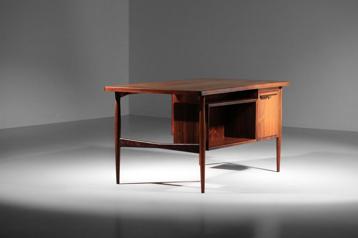 Scandinavian solid wood Danish desk danish  For Sale 5