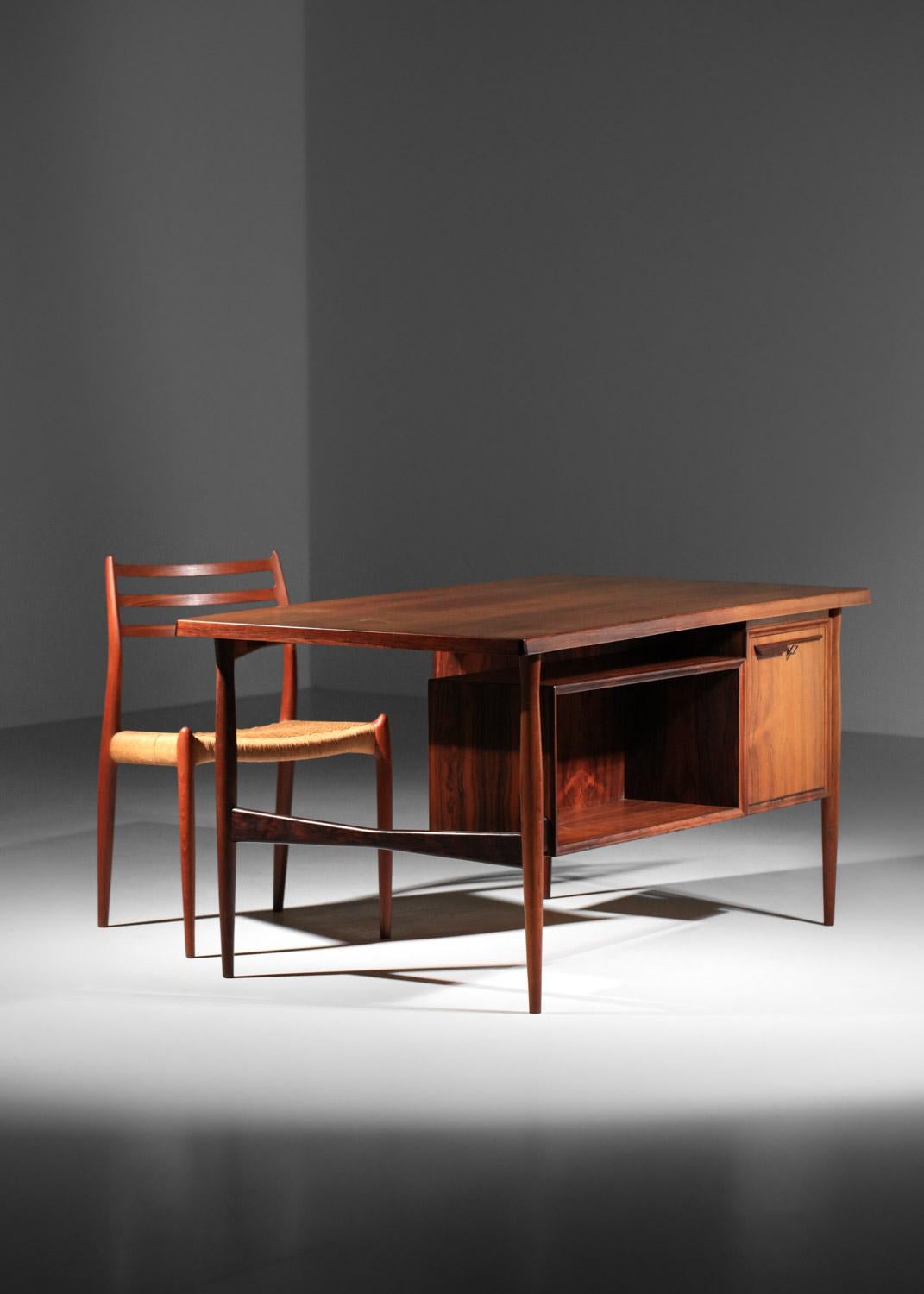 Mid-Century Modern Scandinavian solid wood Danish desk danish  For Sale