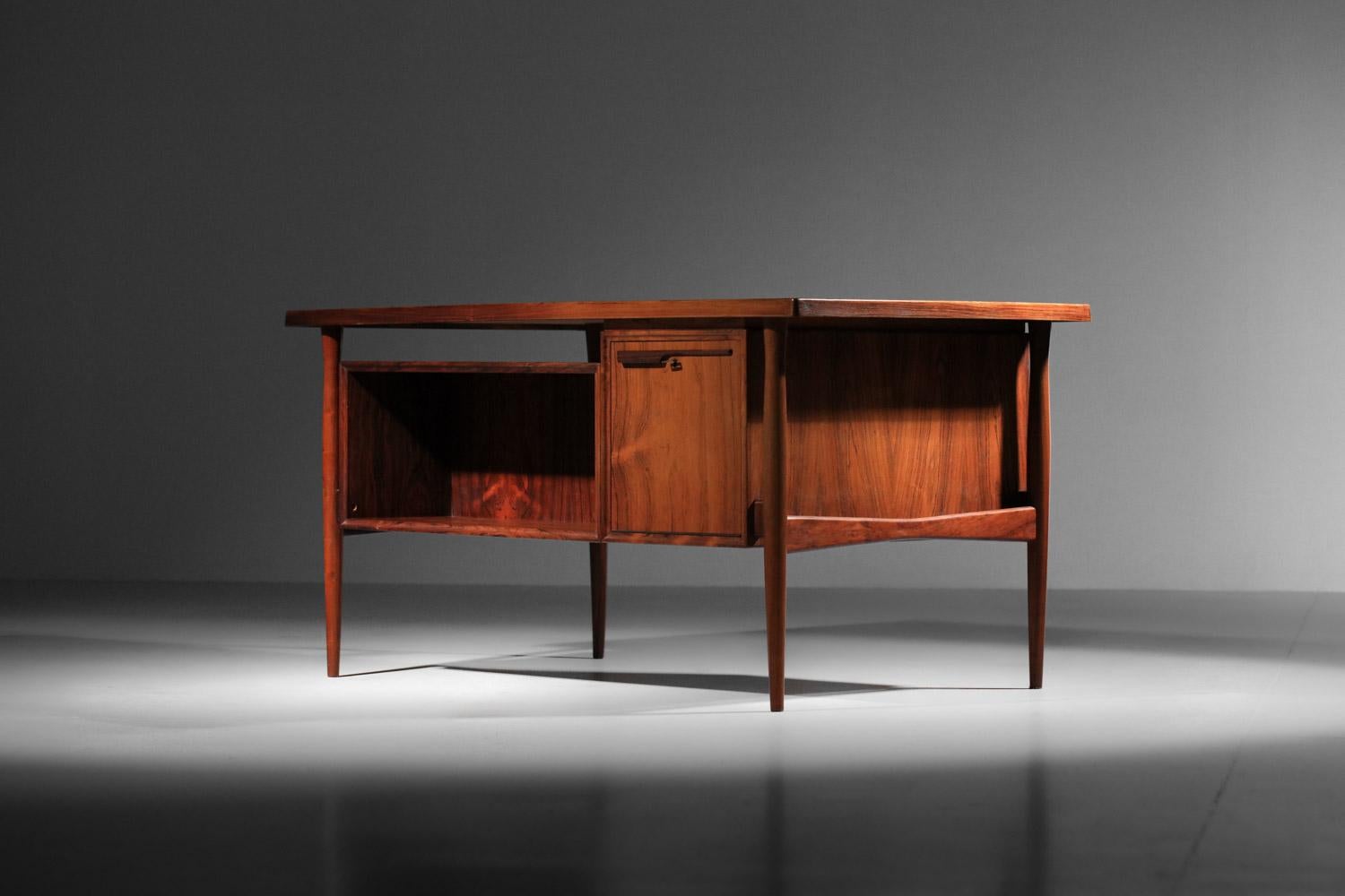 Scandinavian solid wood Danish desk danish  In Good Condition For Sale In Lyon, FR