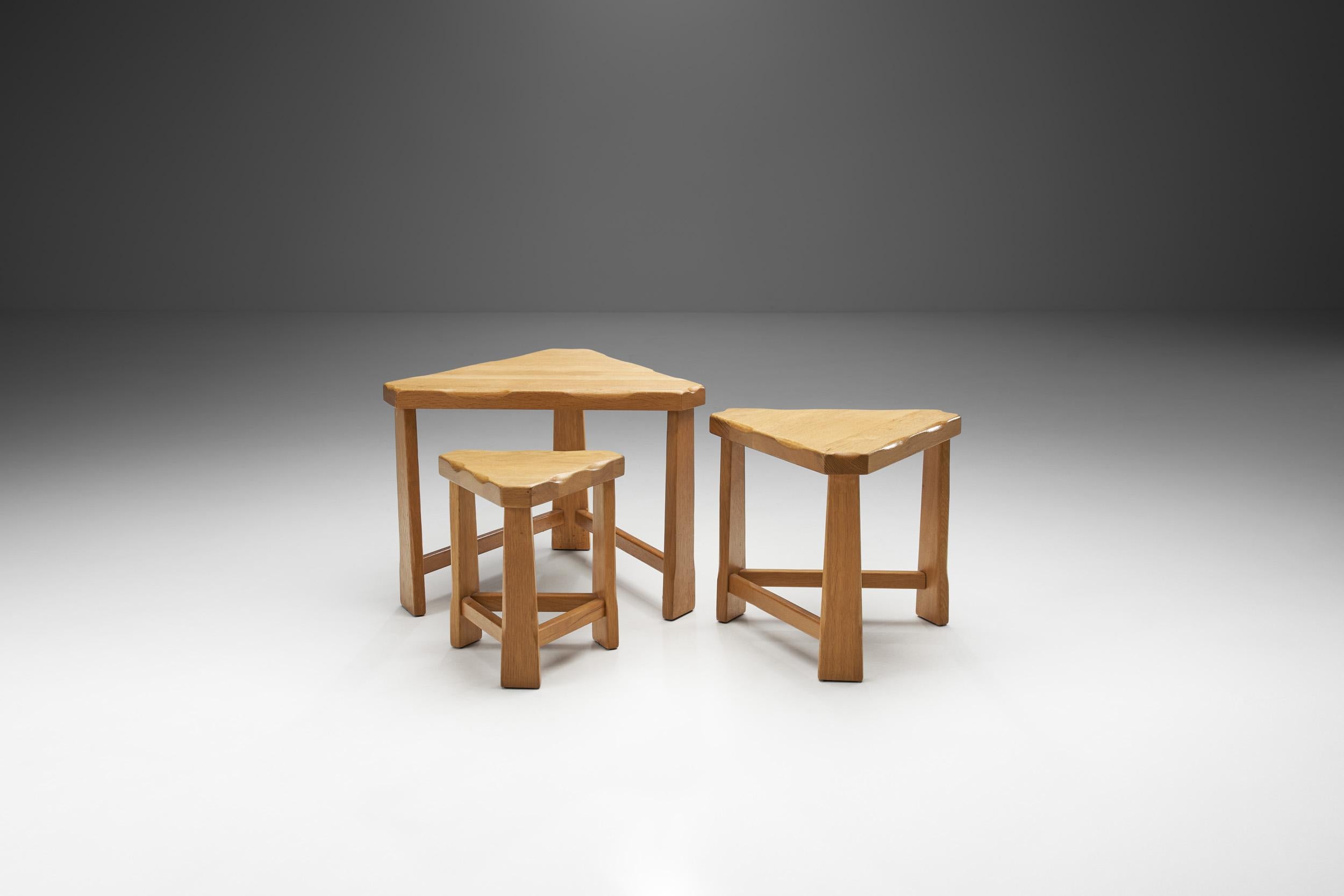Die mit Blick auf Mobilität und Flexibilität entwickelten Schachteltische lassen sich in einer unbegrenzten Vielfalt von stilvollen und funktionalen Konfigurationen organisieren. Skandinavische Modelle der Jahrhundertmitte - wie diese Tische -
