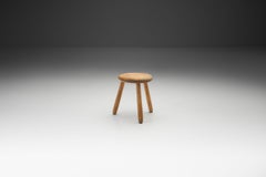 Tabouret tripode en bois massif de Scandinavie:: Scandinavie ca 1950s