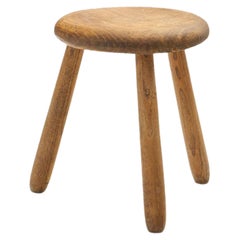 Tabouret tripode en bois massif de Scandinavie:: Scandinavie ca 1950s
