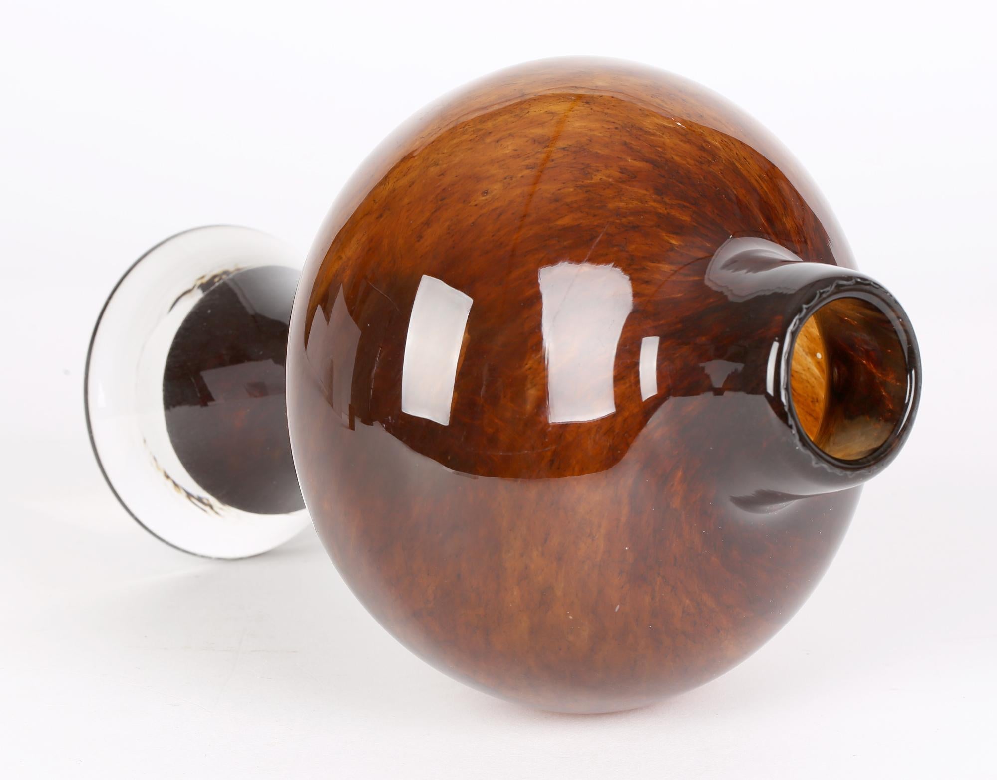 Norvégien Vase globe scandinave à piédestal en verre brun soufflé de l'ère spatiale en vente