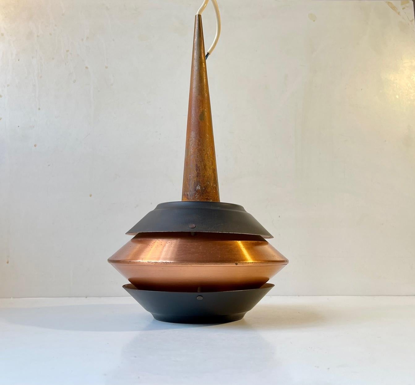 Small slender Stilnovo inspired pendant lamp. Made from partially black painted and patinated copper. The top is very patinated and shows the color of brass to the pointy top. It was Manufactured by Ernest Voss in Denmark during the early to mid