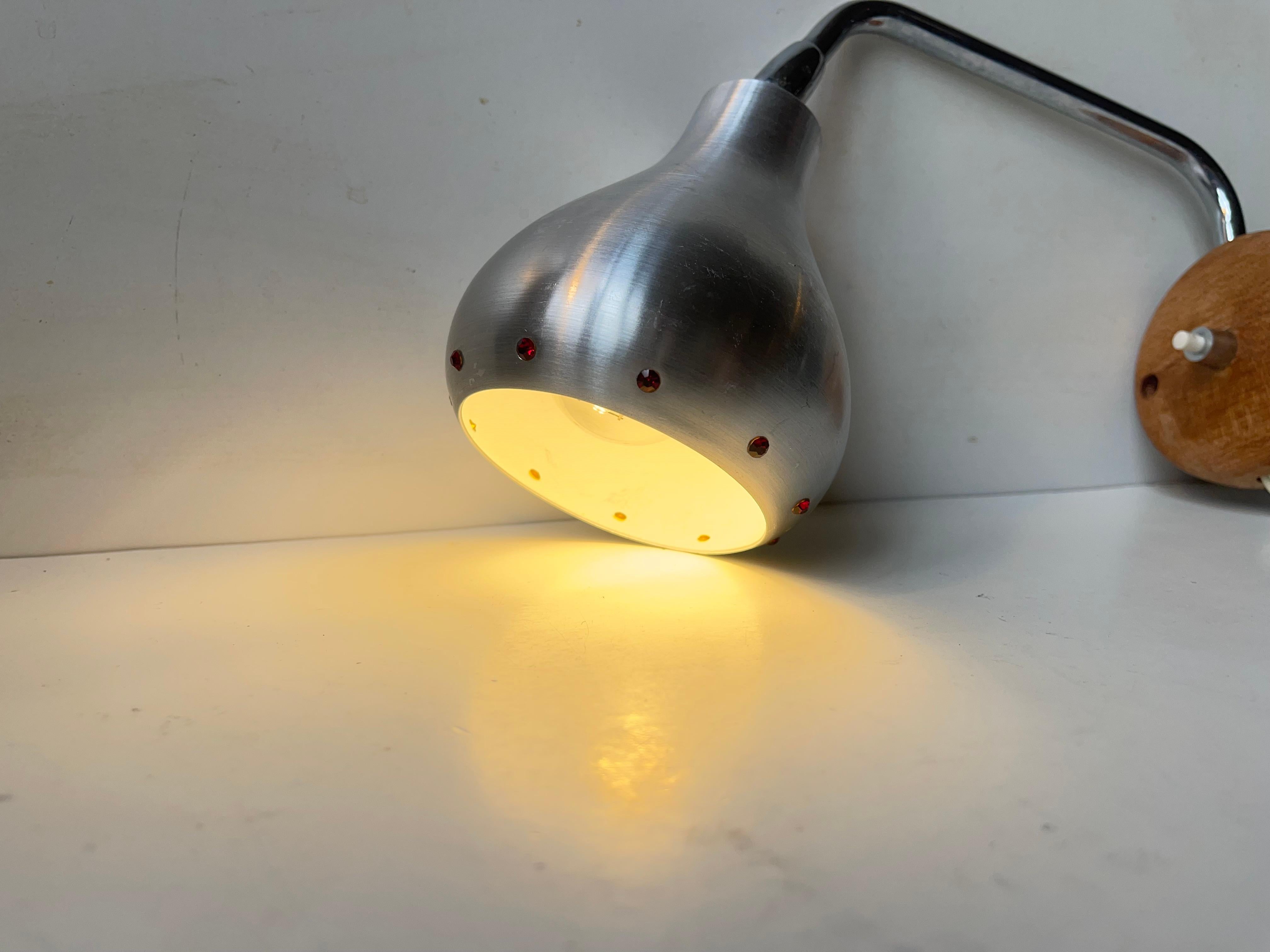 Danese Lampada da parete scandinava A Space in teak, alluminio e rubini finti, anni '50 in vendita