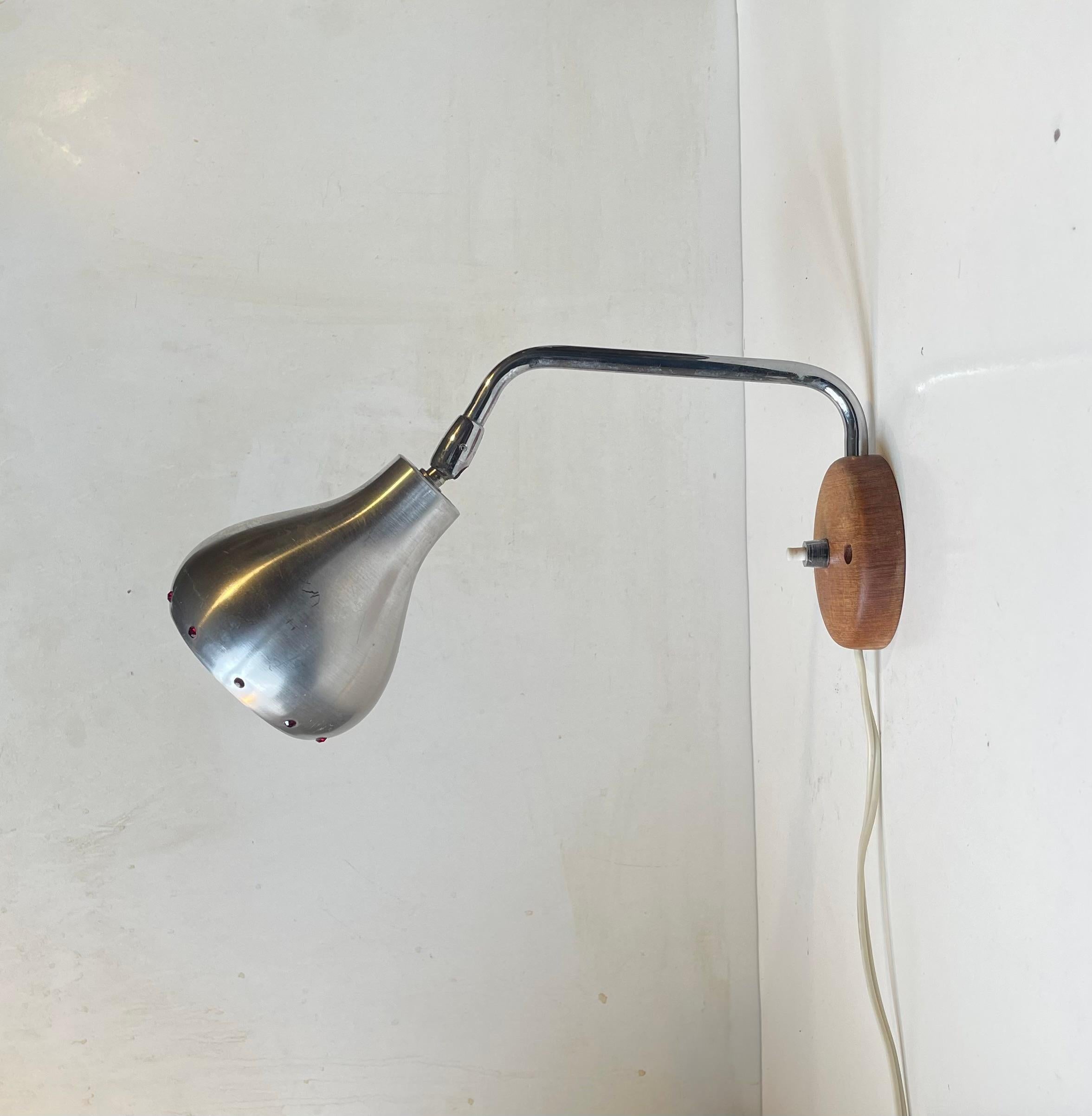 Lampada da parete scandinava A Space in teak, alluminio e rubini finti, anni '50 In condizioni buone in vendita a Esbjerg, DK