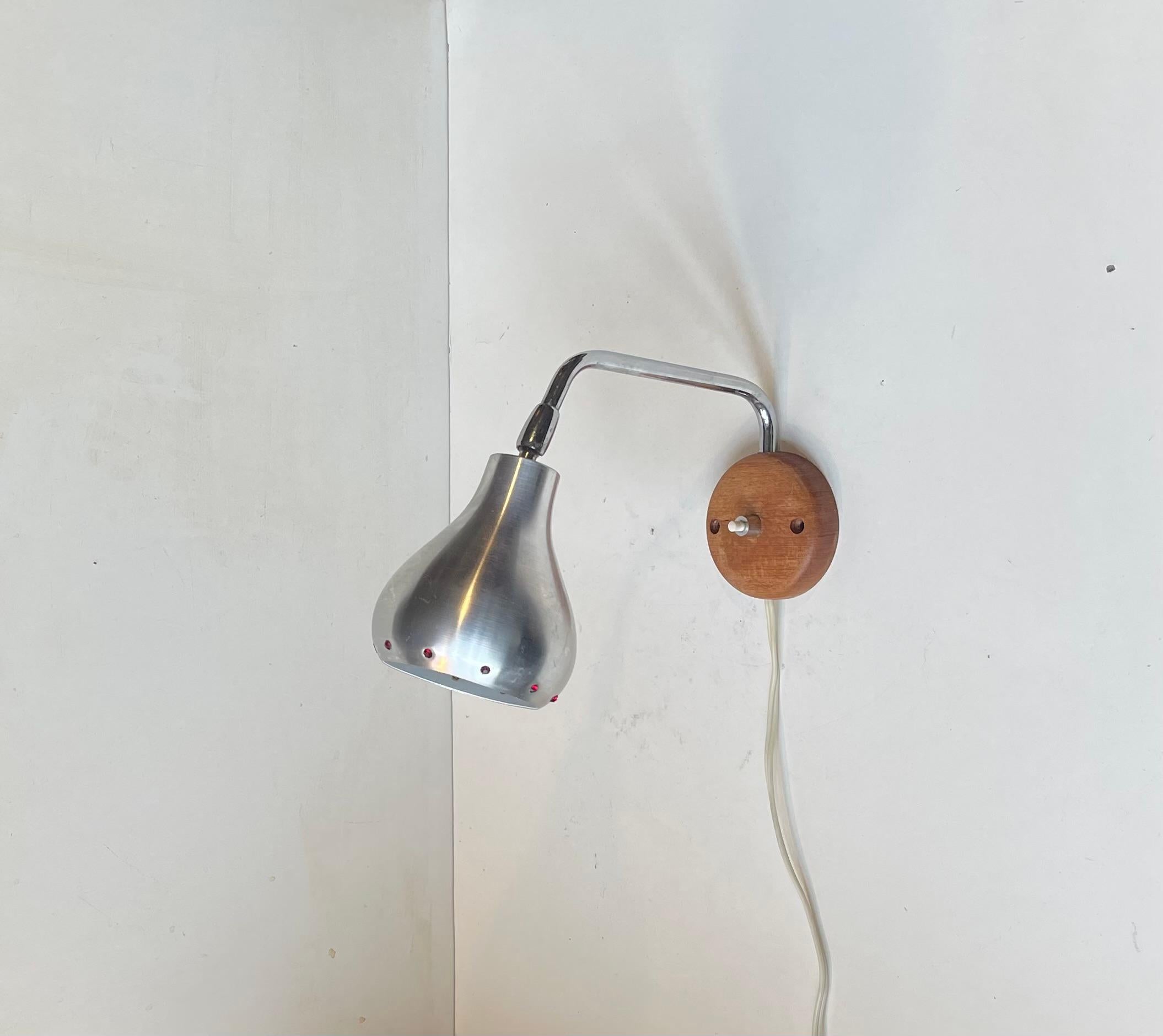 Metà XX secolo Lampada da parete scandinava A Space in teak, alluminio e rubini finti, anni '50 in vendita