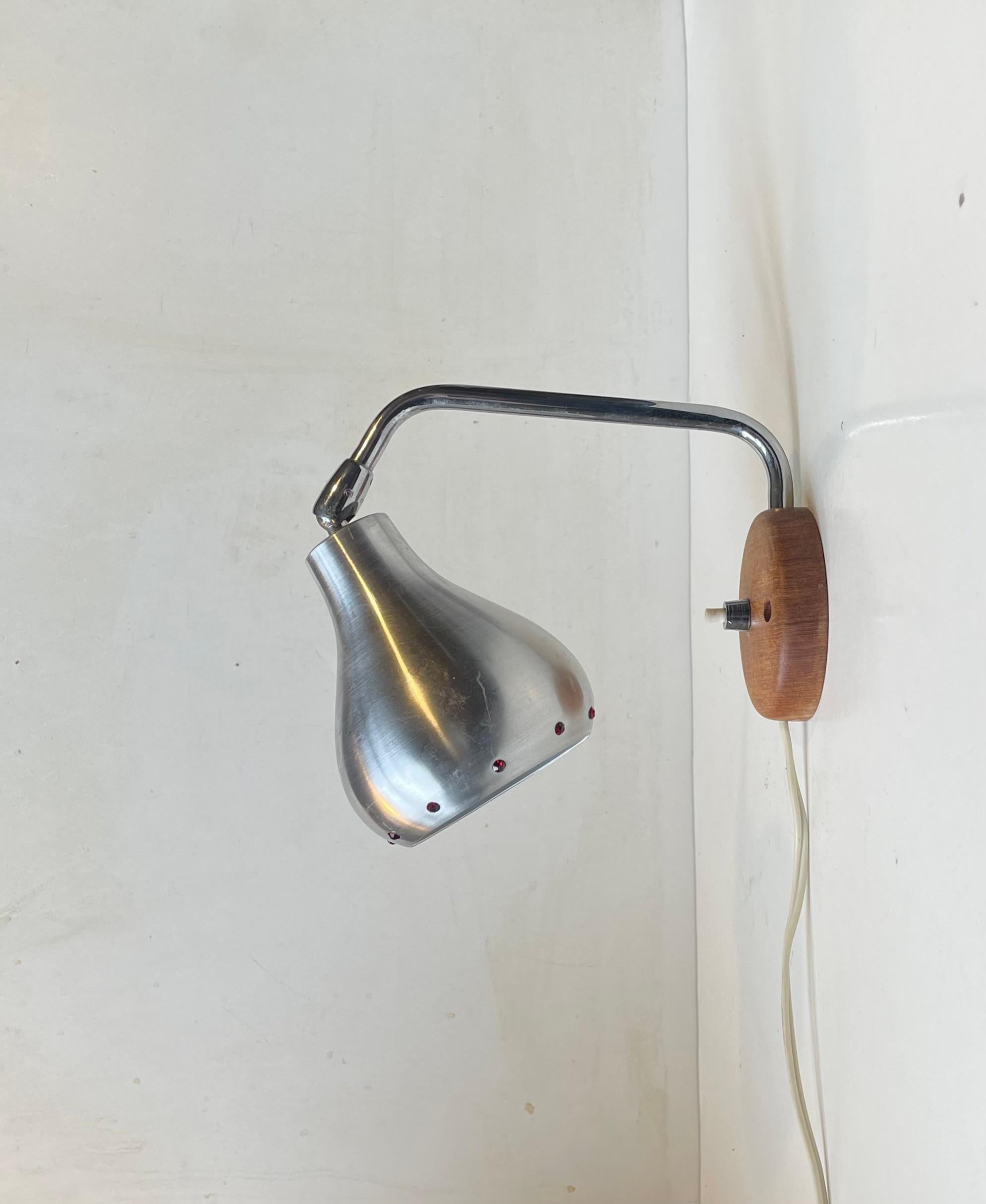Lampada da parete scandinava A Space in teak, alluminio e rubini finti, anni '50 in vendita 1