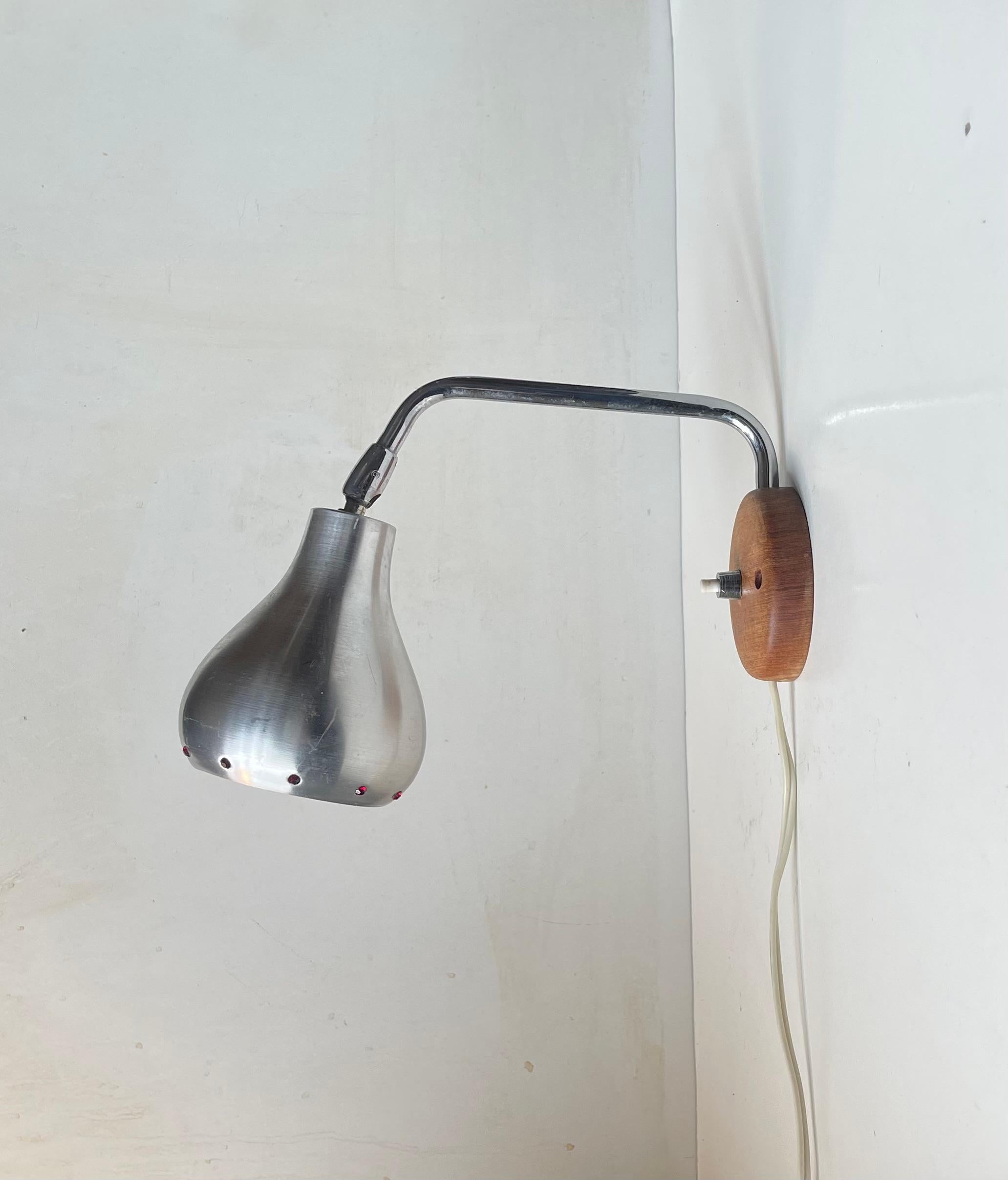 Lampada da parete scandinava A Space in teak, alluminio e rubini finti, anni '50 in vendita 2