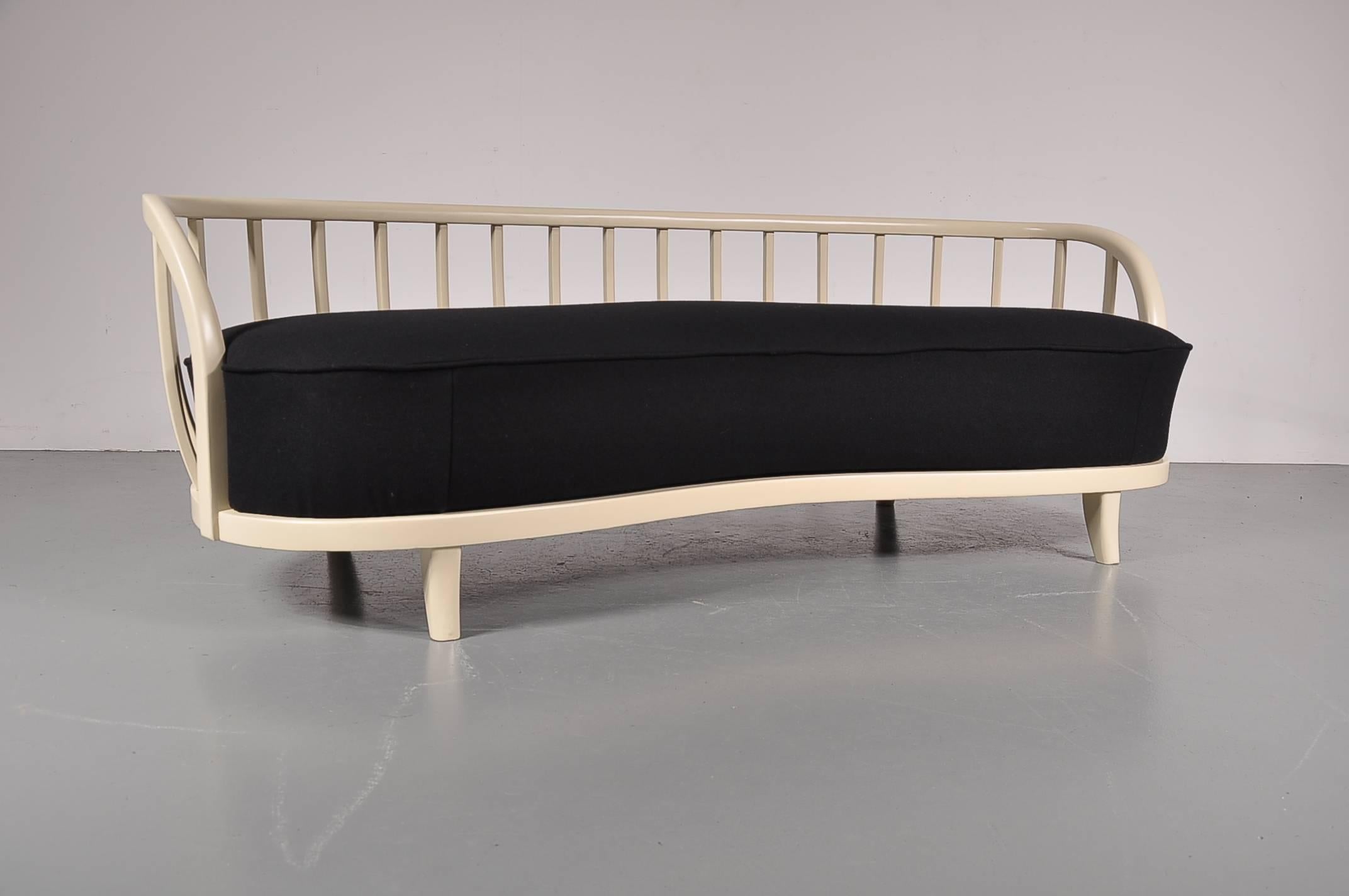 Ein schönes Sofa, hergestellt in Skandinavien in den 1940er Jahren.

Die elegante Form der Rückenlehne ist das Besondere an diesem Sofa. Aus hochwertig lackiertem Holz gefertigt und mit Speichen in der Rückenlehne versehen, vermittelt das
