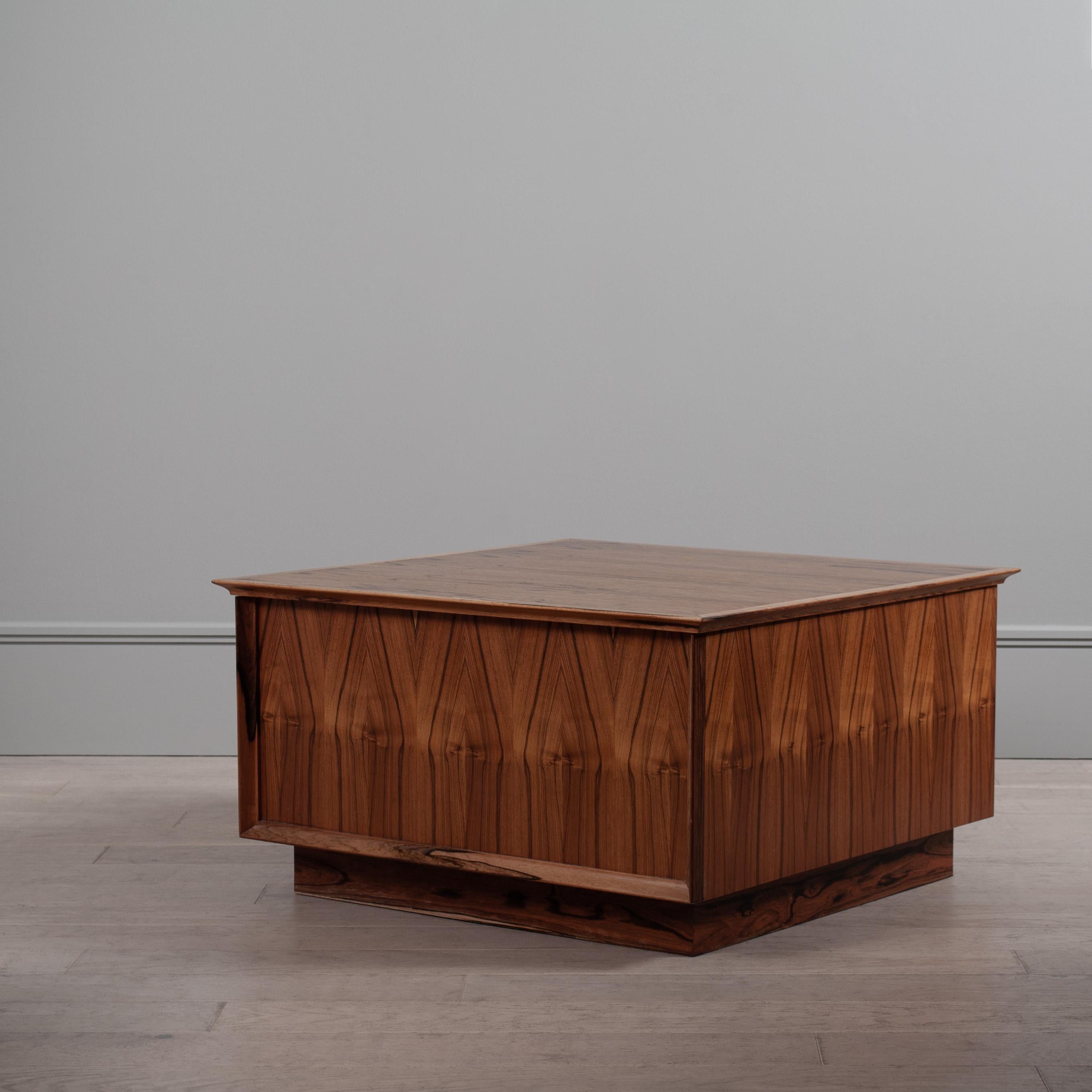Table centrale ou table basse carrée moderniste scandinave - boîte de rangement.
Un beau design anguleux et épuré avec de belles couleurs. 
Fabriqué au Danemark vers les années 1950 par un ébéniste inconnu. Très bien construit et robuste. 
Très