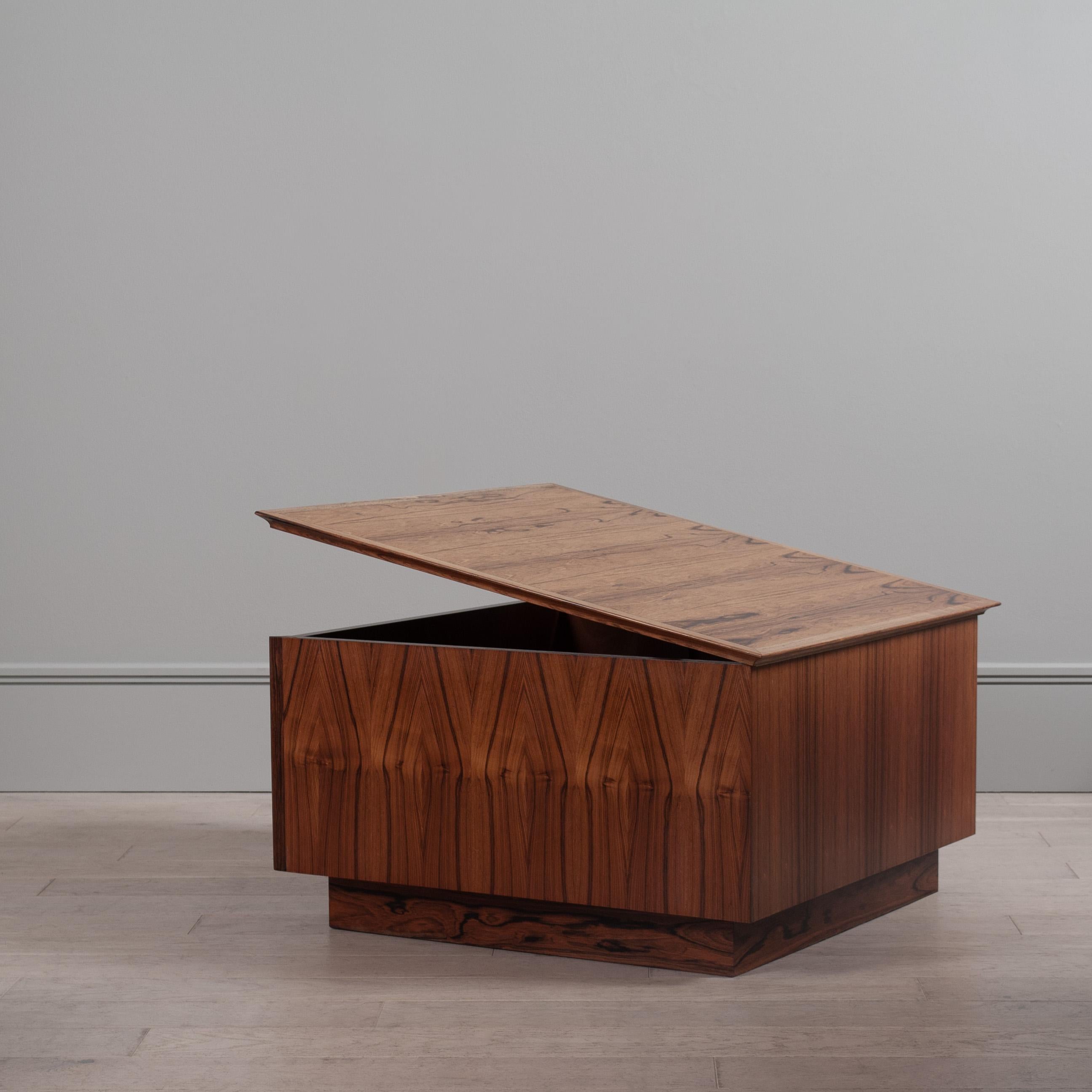 Danois Table centrale carrée scandinave, boîte de rangement en vente