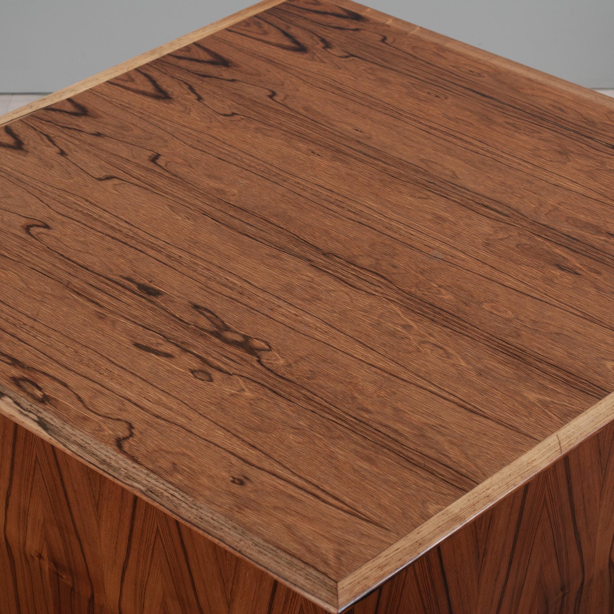 Teck Table centrale carrée scandinave, boîte de rangement en vente