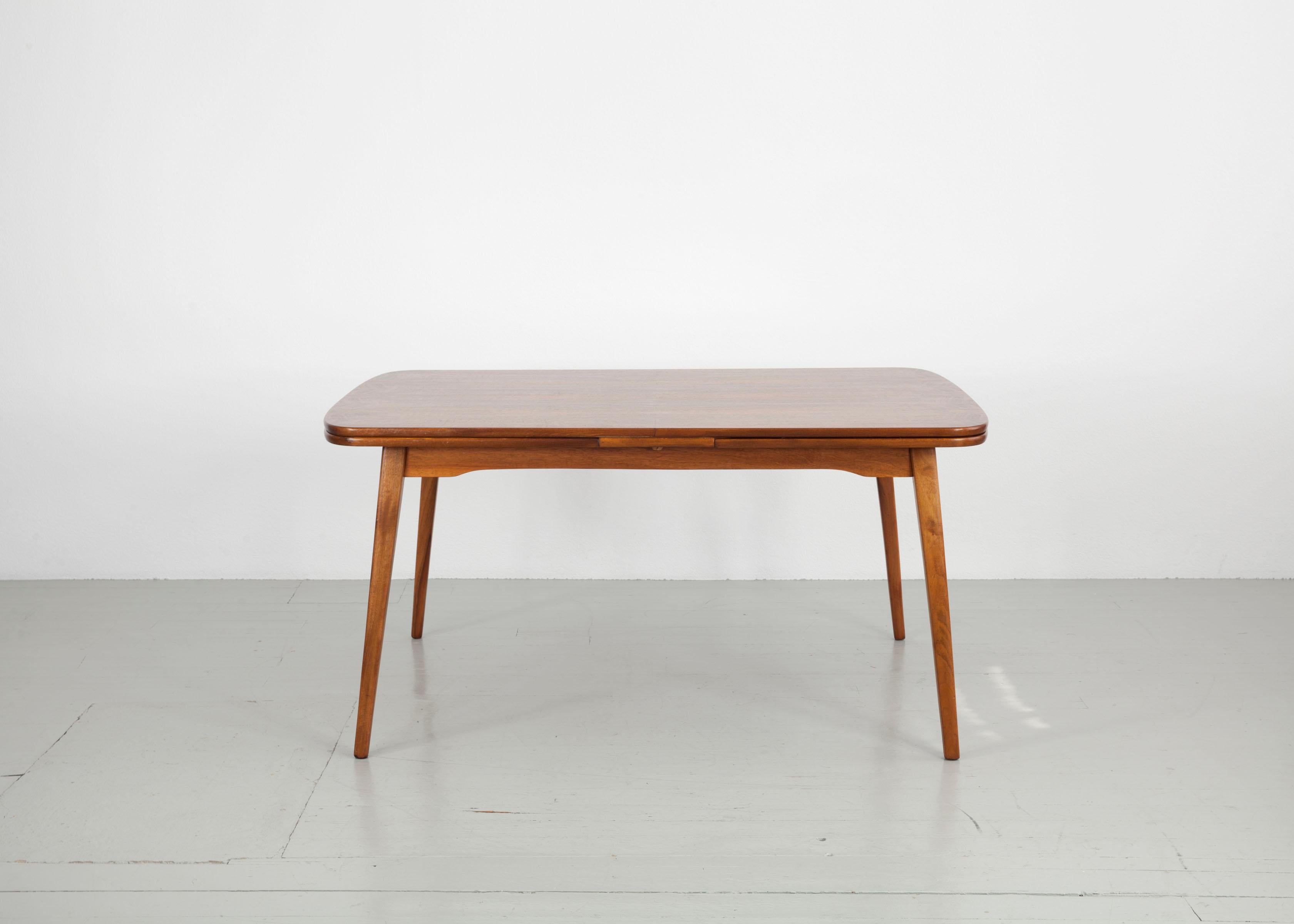 Skandinavischer ausziehbarer Tisch aus gebeiztem Buchenholz, 1960er Jahre (Moderne der Mitte des Jahrhunderts) im Angebot