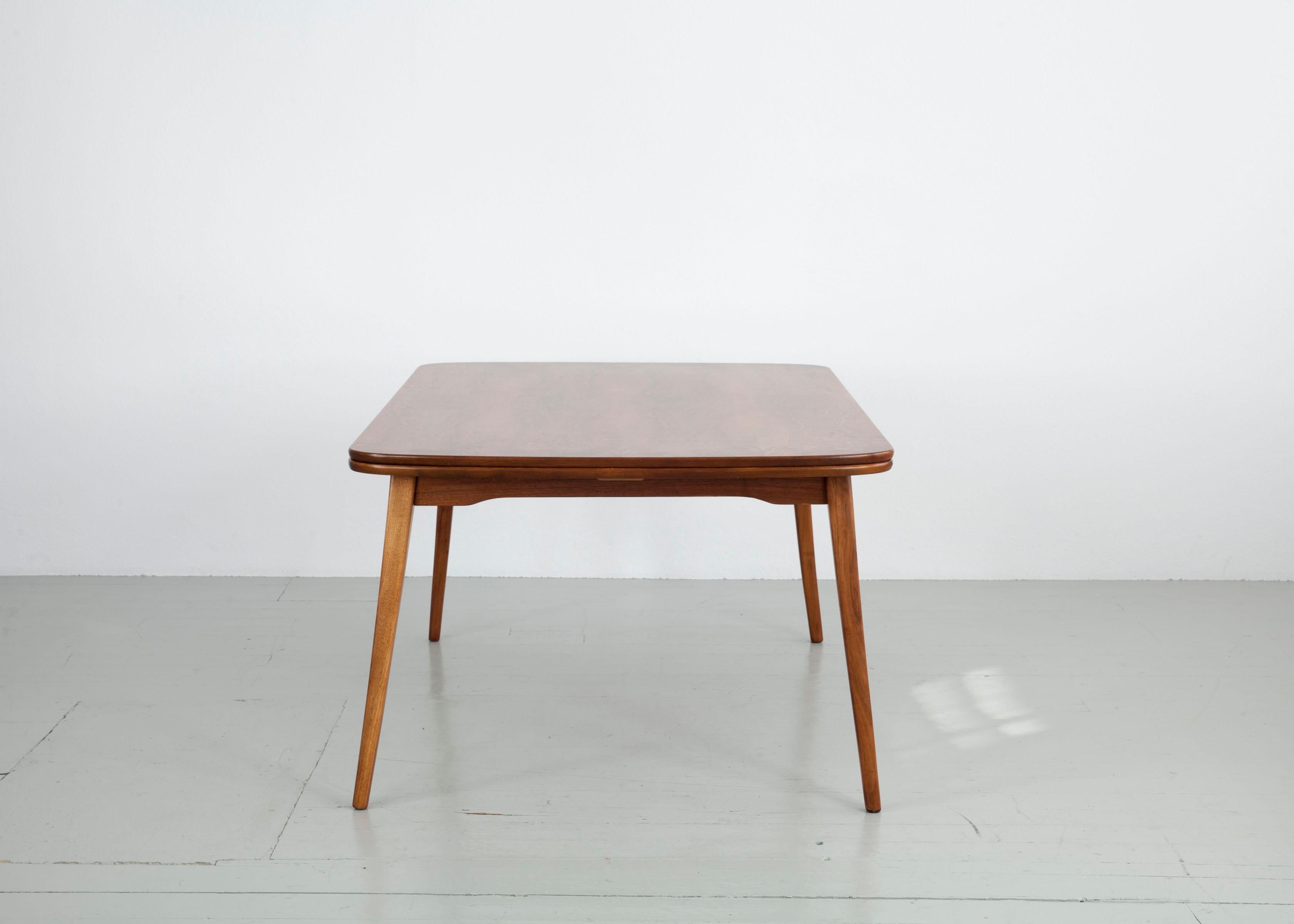 Skandinavischer ausziehbarer Tisch aus gebeiztem Buchenholz, 1960er Jahre im Zustand „Gut“ im Angebot in Wolfurt, AT