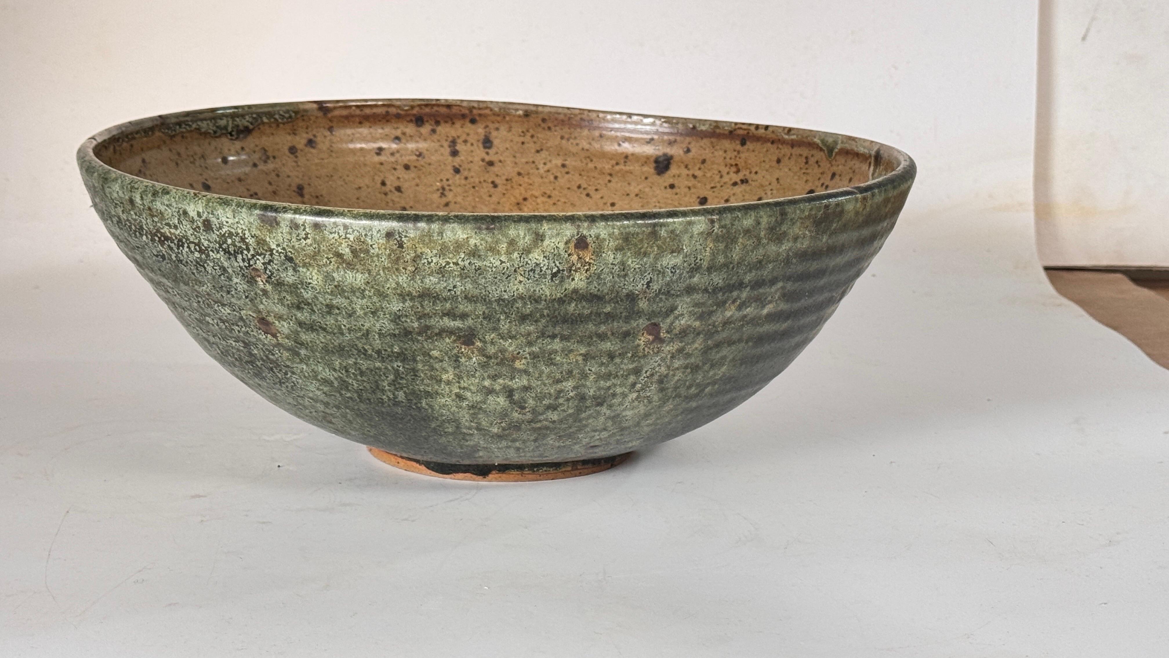 Mid-Century Modern Bol scandinave en grès, glaçure verte et de couleur terre, décoratif des années 1960 en vente