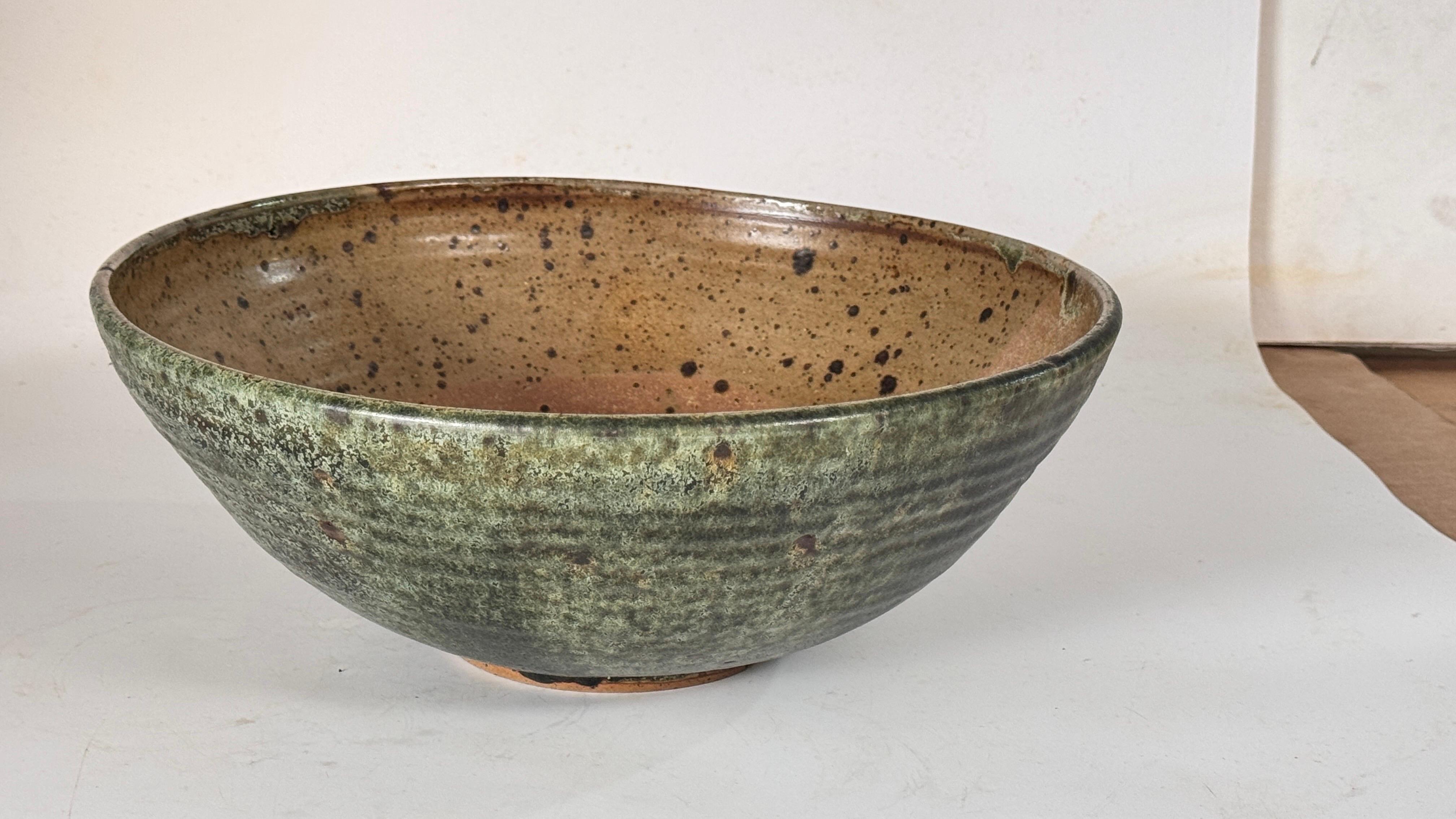 Émaillé Bol scandinave en grès, glaçure verte et de couleur terre, décoratif des années 1960 en vente