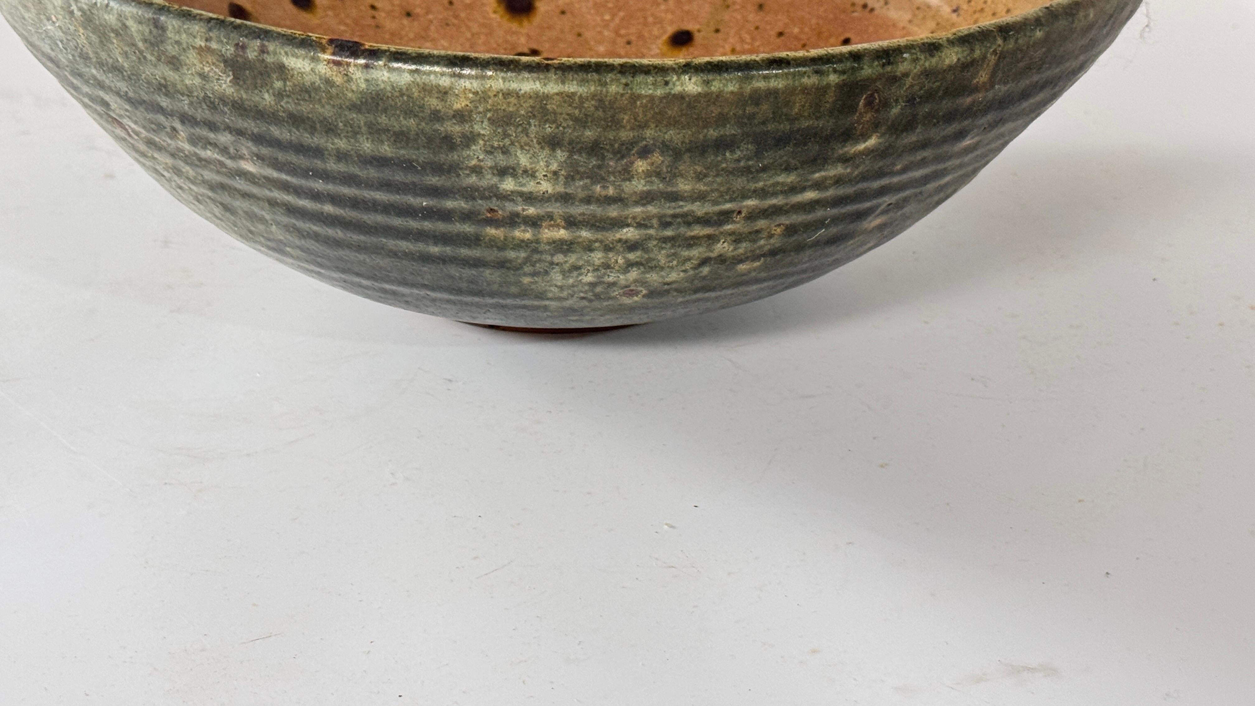 Milieu du XXe siècle Bol scandinave en grès, glaçure verte et de couleur terre, décoratif des années 1960 en vente