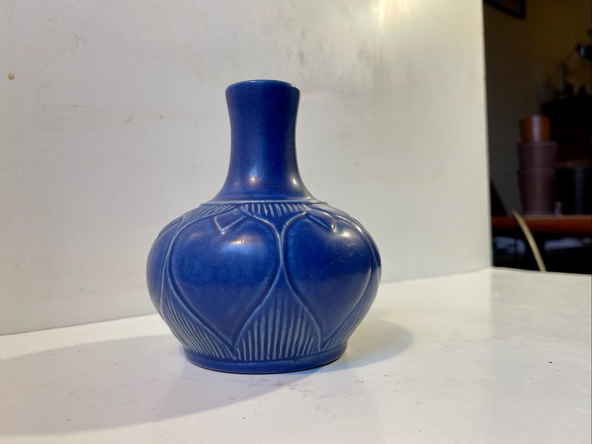 Scandinavo moderno Vaso scandinavo in gres con smalto blu di Lauritz Hjorth, anni '50 in vendita