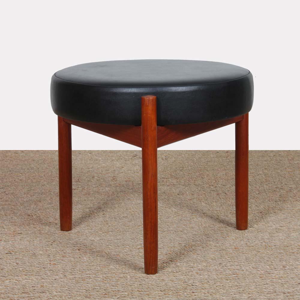 This vintage Scandinavian stool in solid teak was designed by Danish designer Hugo Frandsen for the manufacturer Spottrup. Made in Denmark in the 1960s, it perfectly embodies the Nordic design of the era. Its faux leather seat offers comfort,