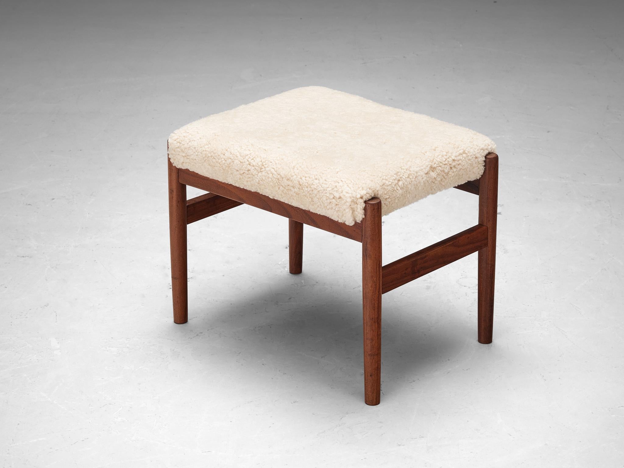 Ottomana o sgabello, Scandinavia, teak, imbottitura in shearling, anni '60

Questo pouf o sgabello, che presenta una miscela senza tempo di semplicità e funzionalità, incarna la sobria eleganza tipica del design scandinavo del Mid-Century.