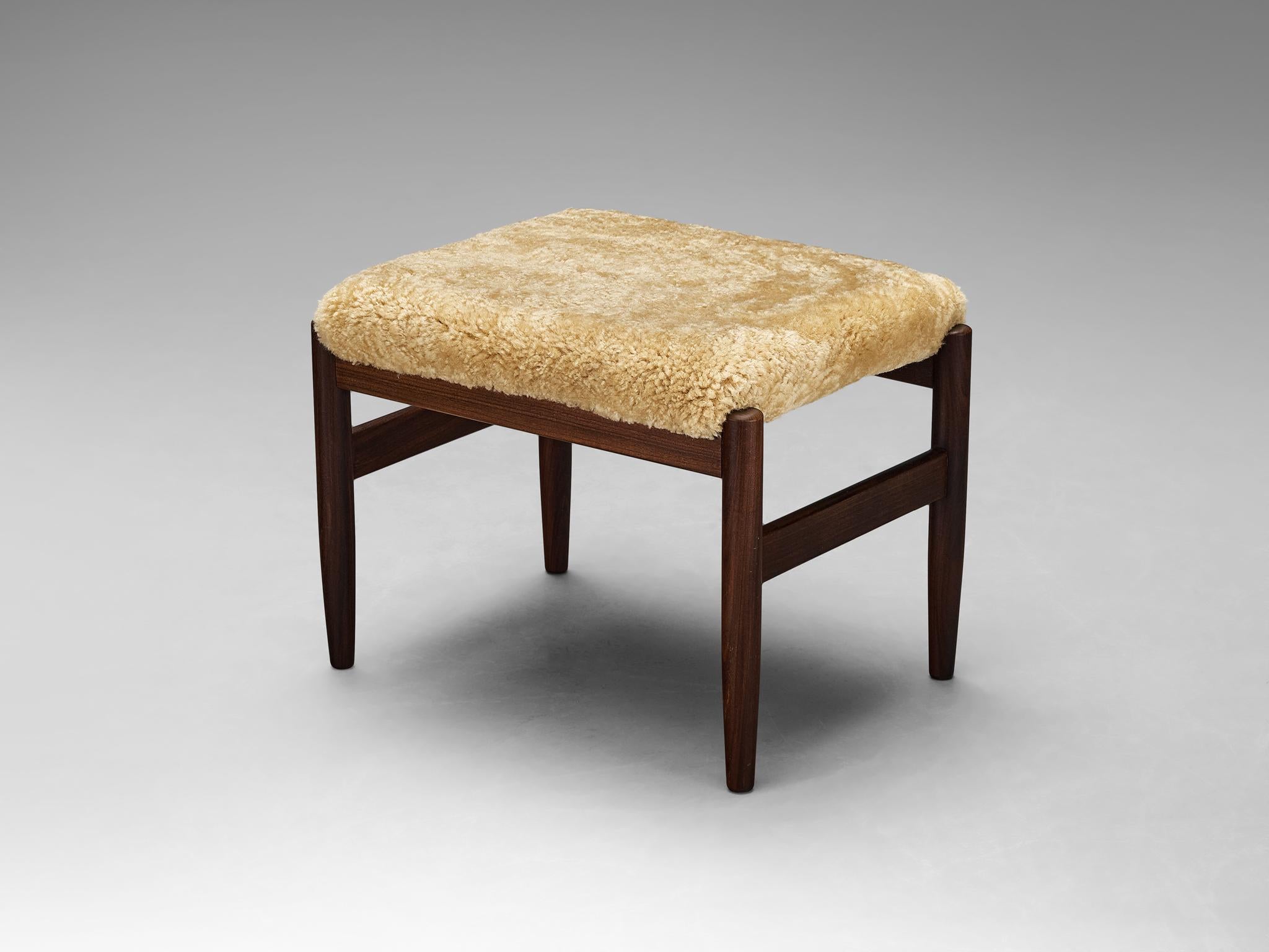 Ottomana o sgabello, Scandinavia, teak, imbottitura in shearling, anni '60

Questo pouf o sgabello, che presenta una miscela senza tempo di semplicità e funzionalità, incarna la sobria eleganza tipica del design scandinavo del Mid-Century.