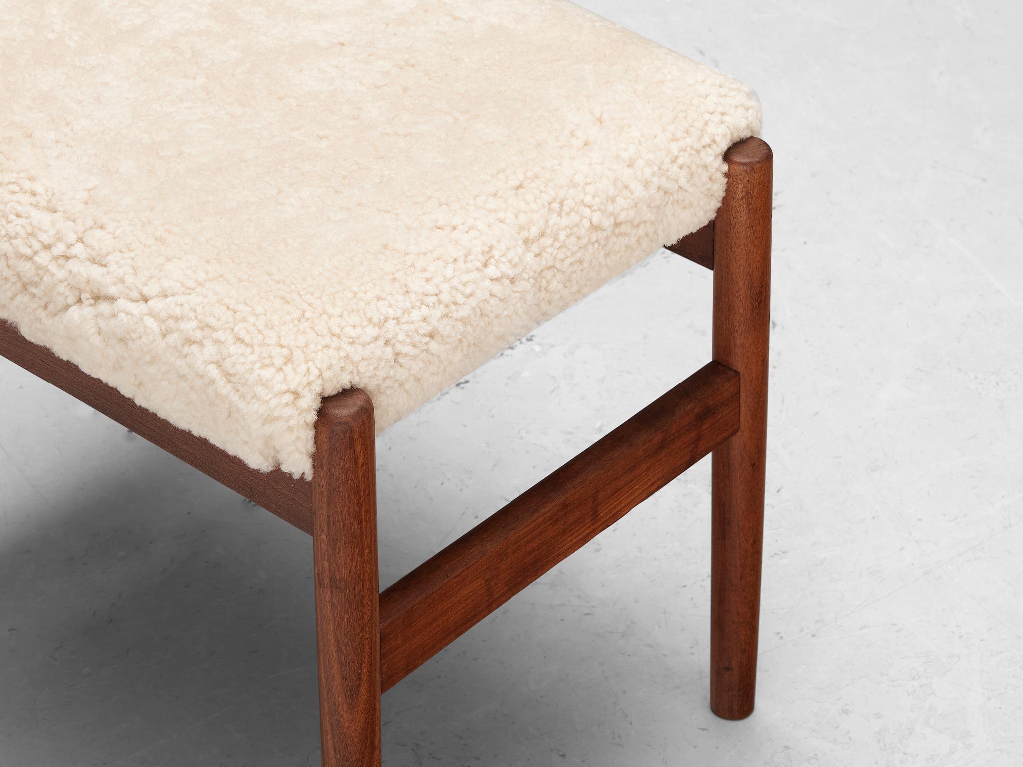 Scandinavo moderno Sgabello scandinavo in teak e tappezzeria in shearling in vendita
