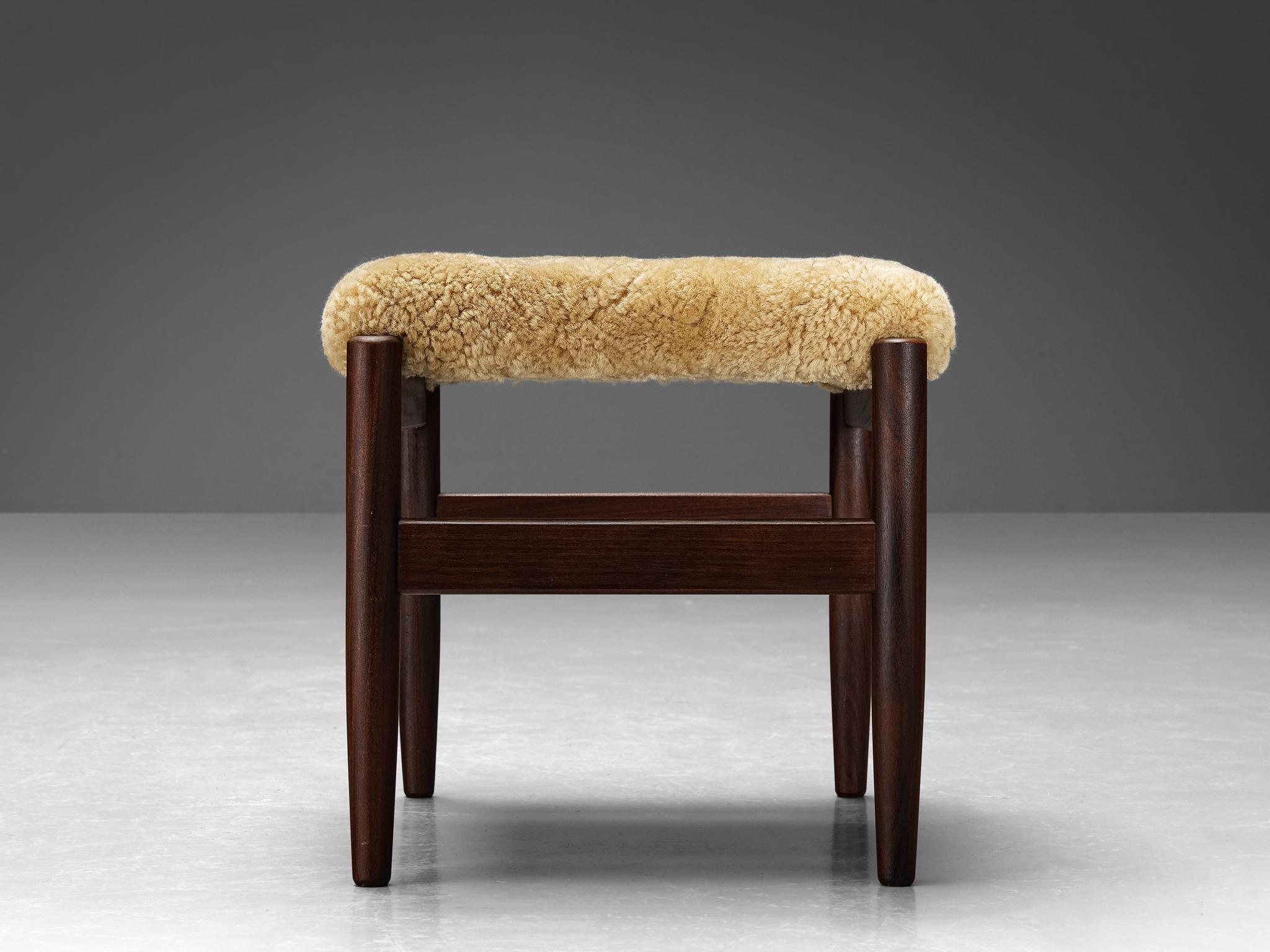 Sgabello scandinavo in teak e tappezzeria in shearling In condizioni buone in vendita a Waalwijk, NL