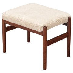 Sgabello scandinavo in teak e tappezzeria in shearling