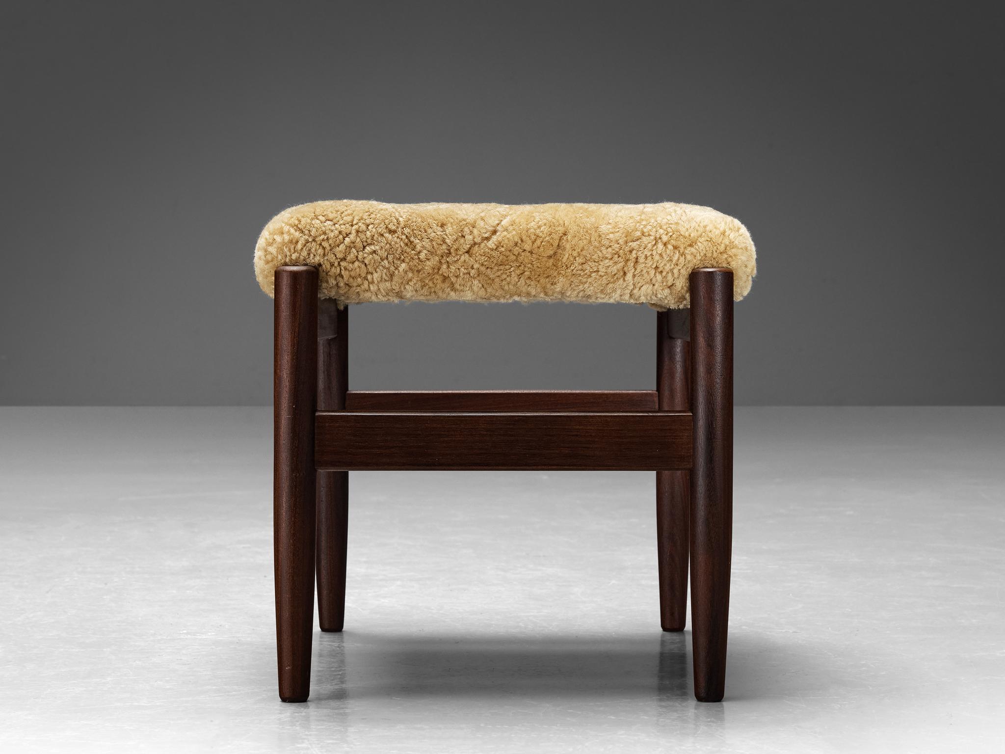 Tabourets scandinaves en teck et tapisserie en shearling  en vente 1