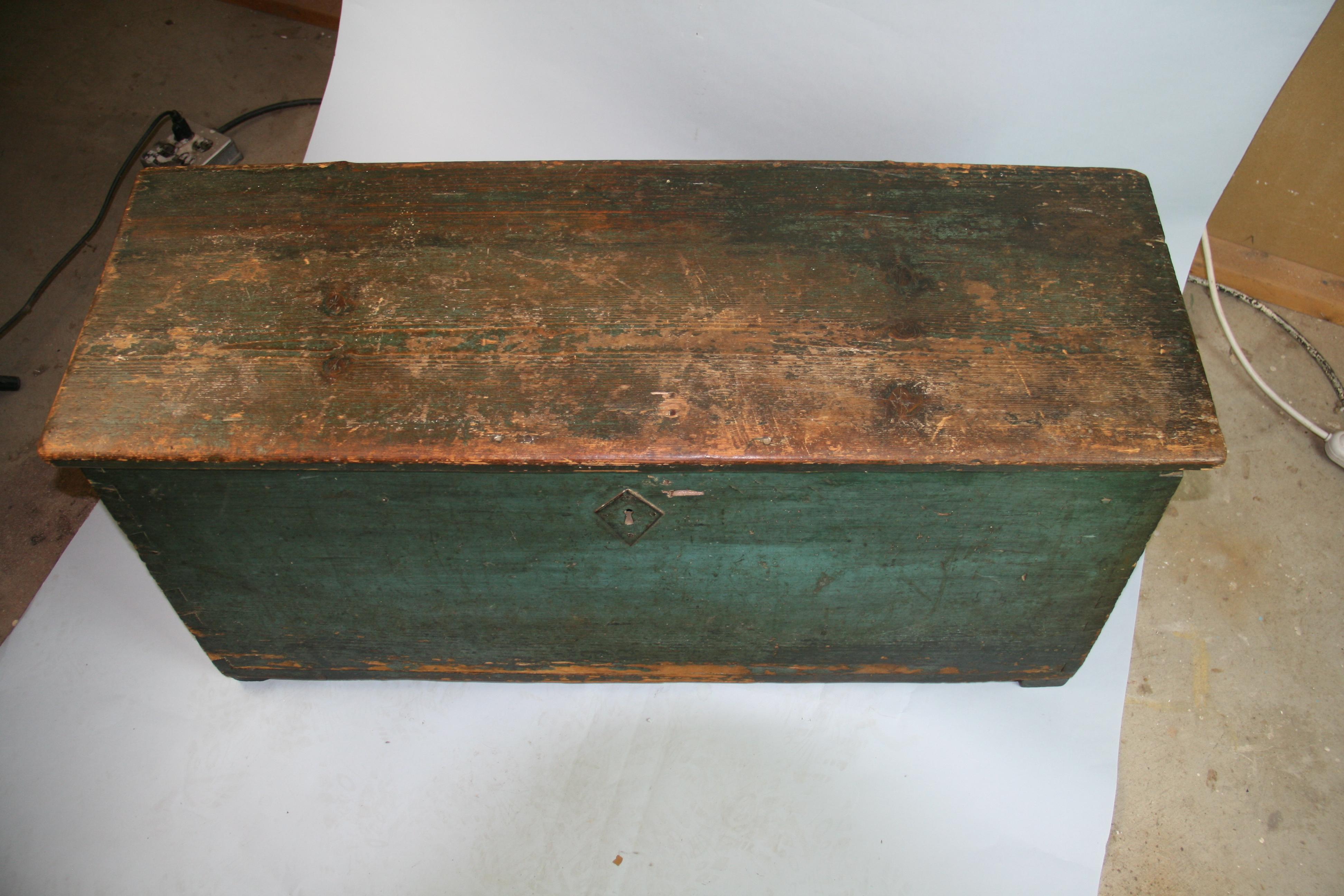 Scandinavian Storage Trunk, Late 19th Century In Good Condition For Sale In Douglas Manor, NY