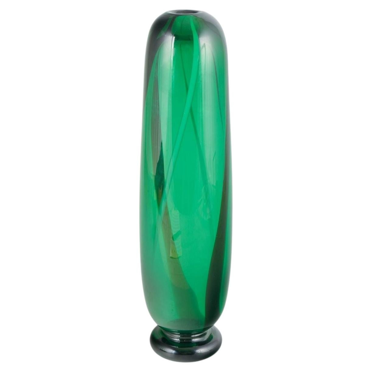 Skandinavisches Studioglas. Große Vase aus Kunstglas in Blau- und Grüntönen, 1970er Jahre. im Angebot