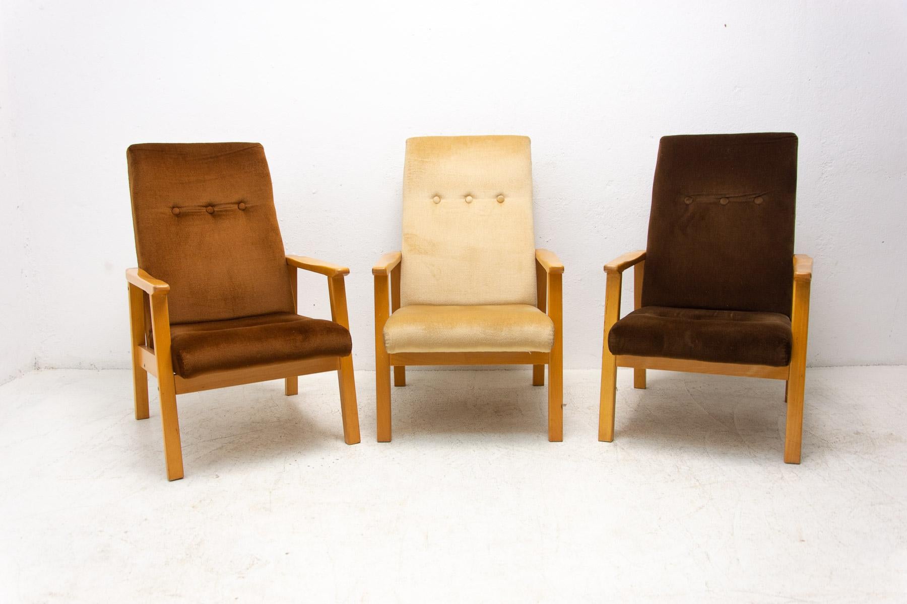 Diese Sessel im skandinavischen Stil wurden in der ehemaligen Tschechoslowakei in den 1980er Jahren hergestellt.

Die Struktur ist aus Buchenholz, die Stühle sind original gepolstert. Im Allgemeinen in sehr gutem Vintage-Zustand. Der Preis gilt für