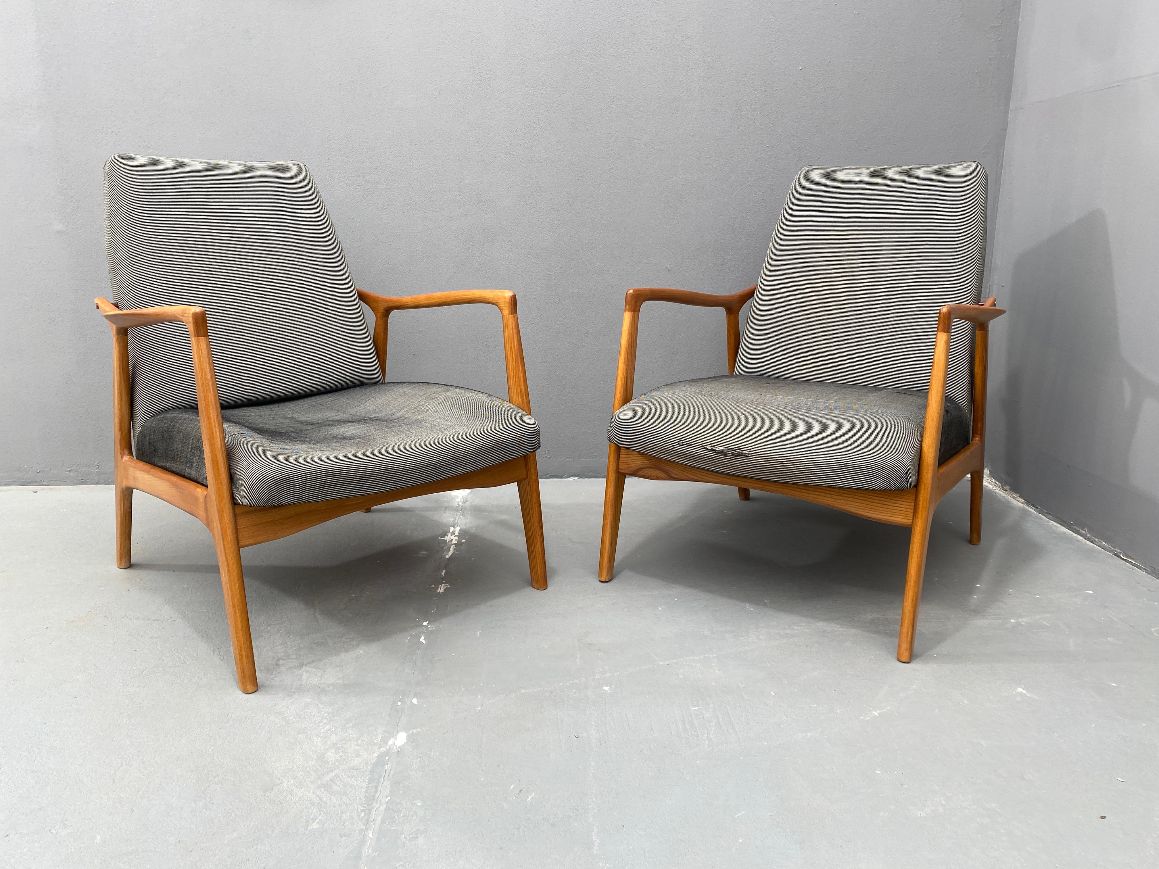 Estos sillones de estilo escandinavo fueron diseñados por Miloš Sedláček y Karel Vyčítal y fabricados por la empresa Krásná Jizba en la década de 1960 en la antigua Checoslovaquia. El armazón es de madera de haya curvada, y tanto el asiento como el