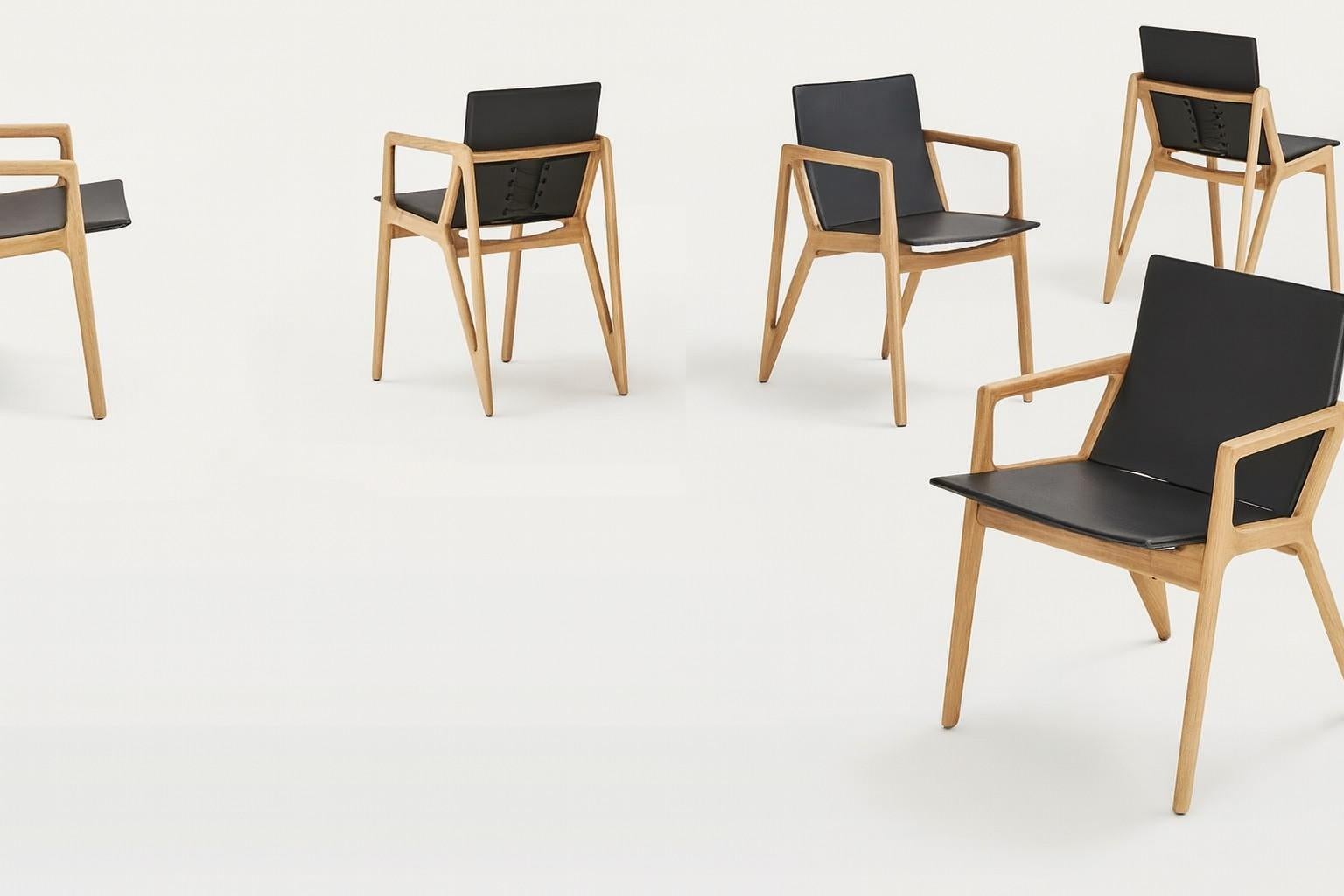 Experimenta la acogedora calidez de esta silla de comedor.  Sus suaves curvas están hechas de roble macizo y lujosa piel, con meticulosas costuras y trenzados que añaden detalles sutiles pero llamativos.
Estaremos encantados de comprobar con el