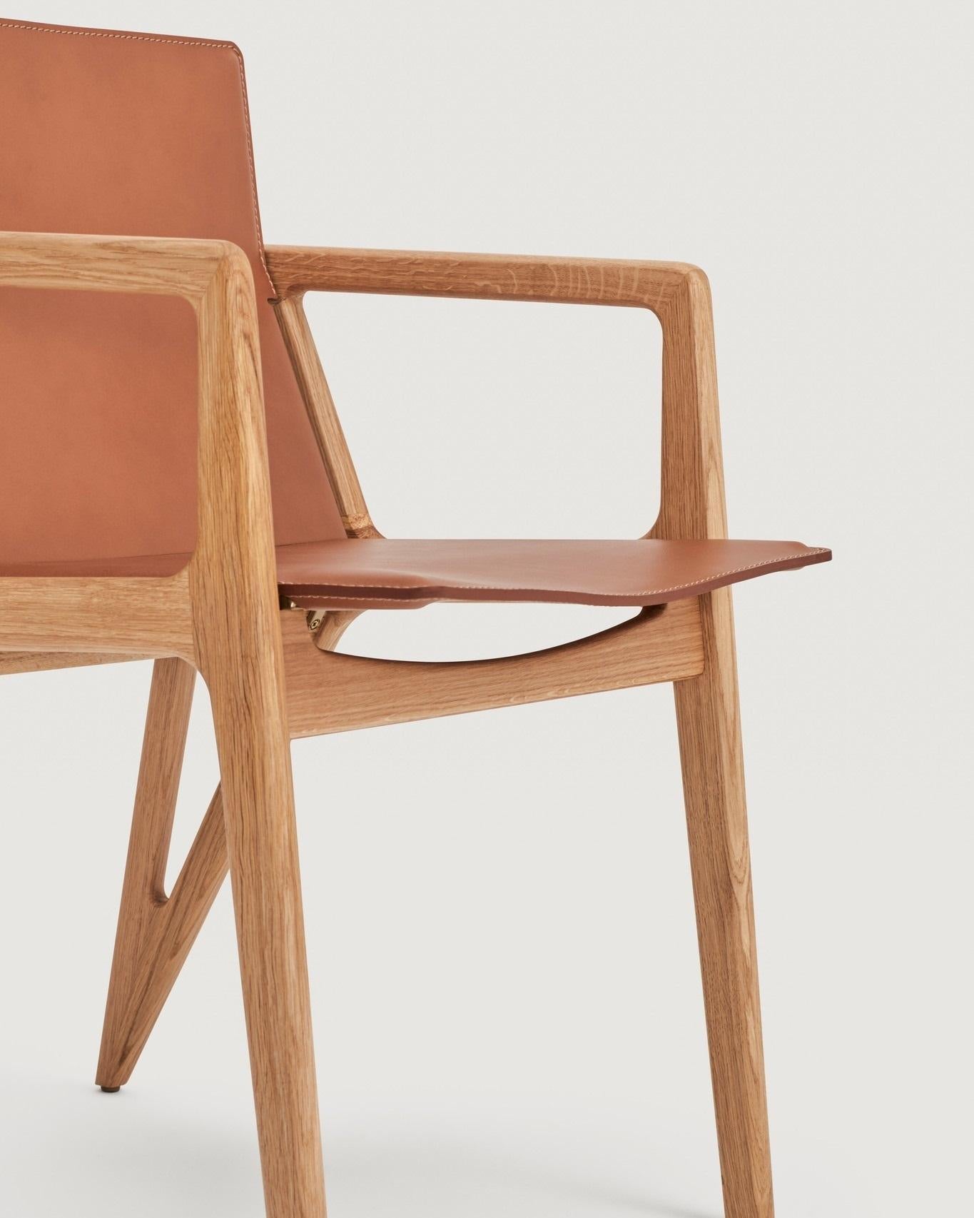 Silla de Comedor de Estilo Escandinavo con Estructura Geométrica de Roble Macizo y Asiento de Piel Hecho a mano en venta