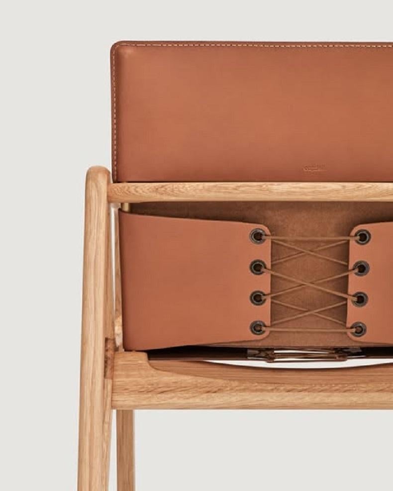 Silla de Comedor de Estilo Escandinavo con Estructura Geométrica de Roble Macizo y Asiento de Piel en Nuevo estado para la venta en NEW YORK, NY