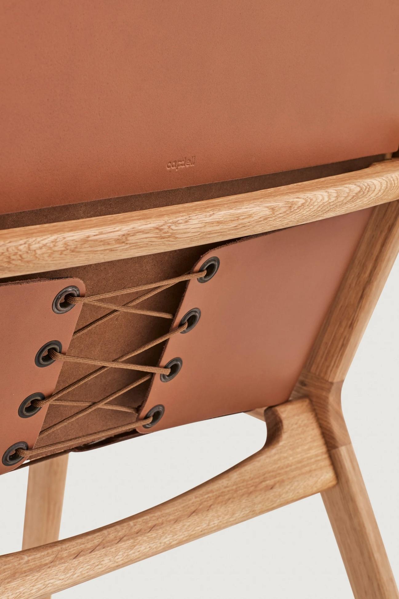 Silla de Comedor de Estilo Escandinavo con Estructura Geométrica de Roble Macizo y Asiento de Piel Cuero en venta
