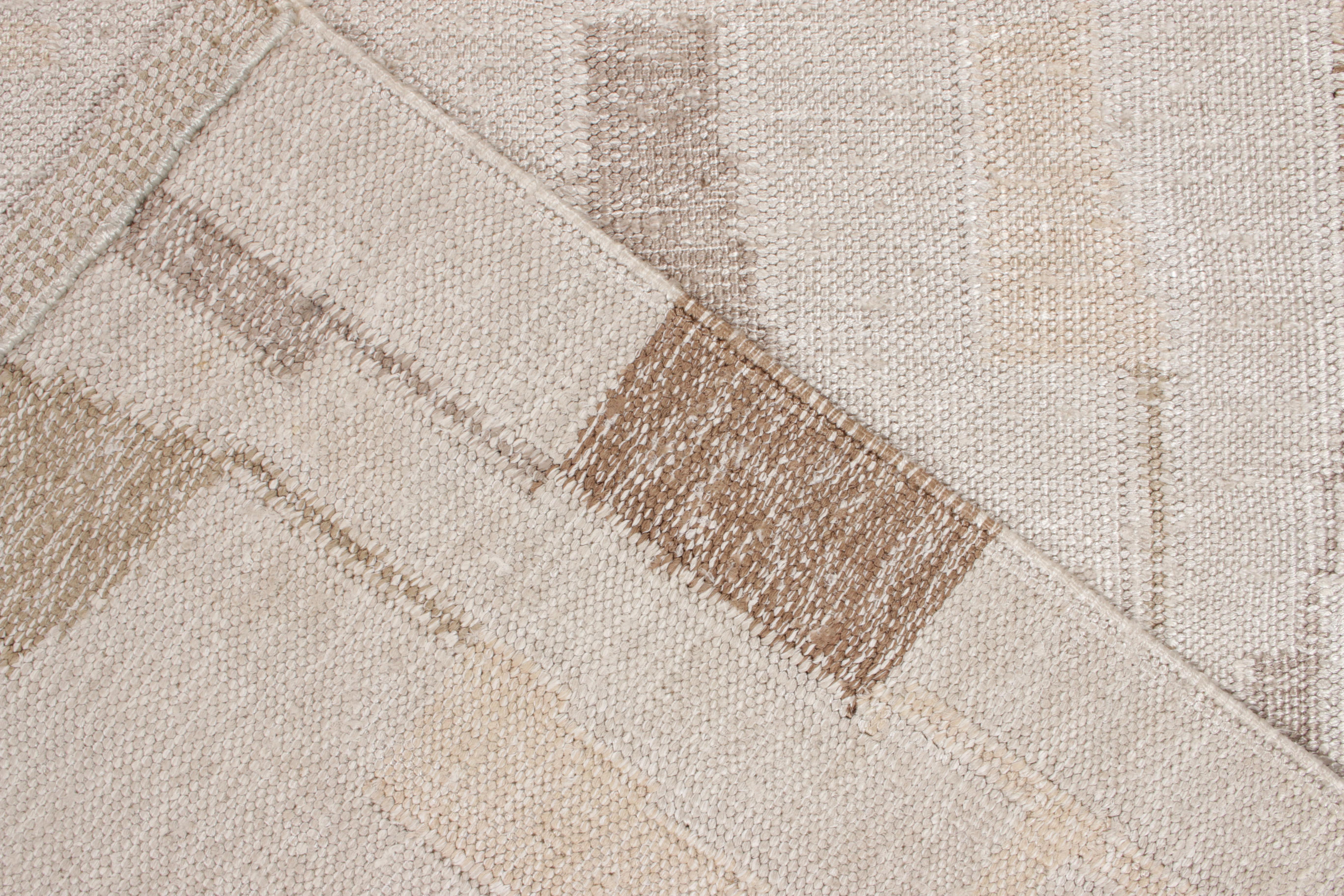 Flachgewebter Teppich & Kelim im skandinavischen Stil, gebrochenes Weiß, braunes Deko-Muster im Zustand „Neu“ im Angebot in Long Island City, NY