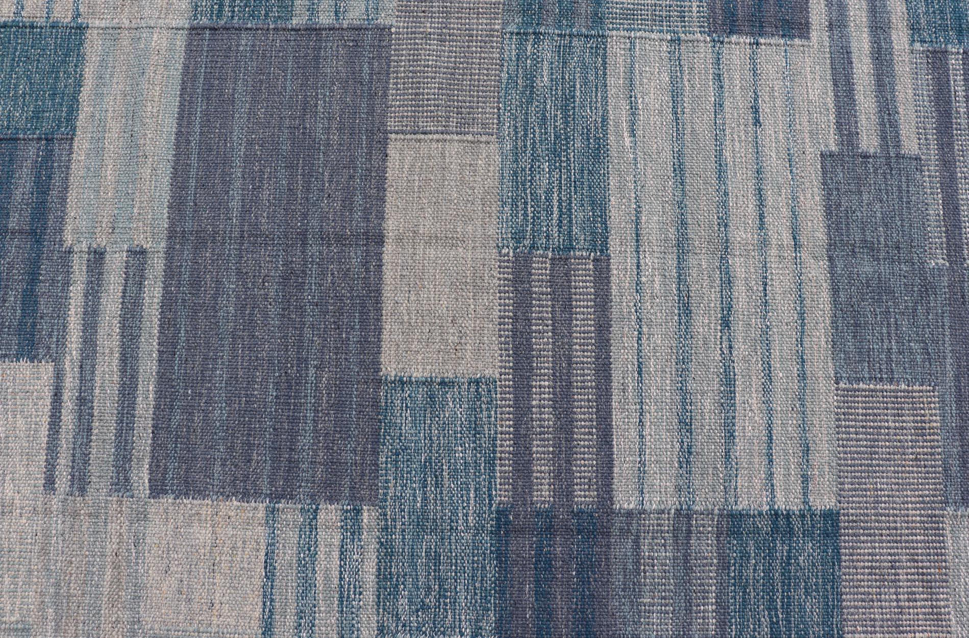 Tappeto a tessitura piatta in stile scandinavo con design moderno in grigio, nero e blu in vendita 4