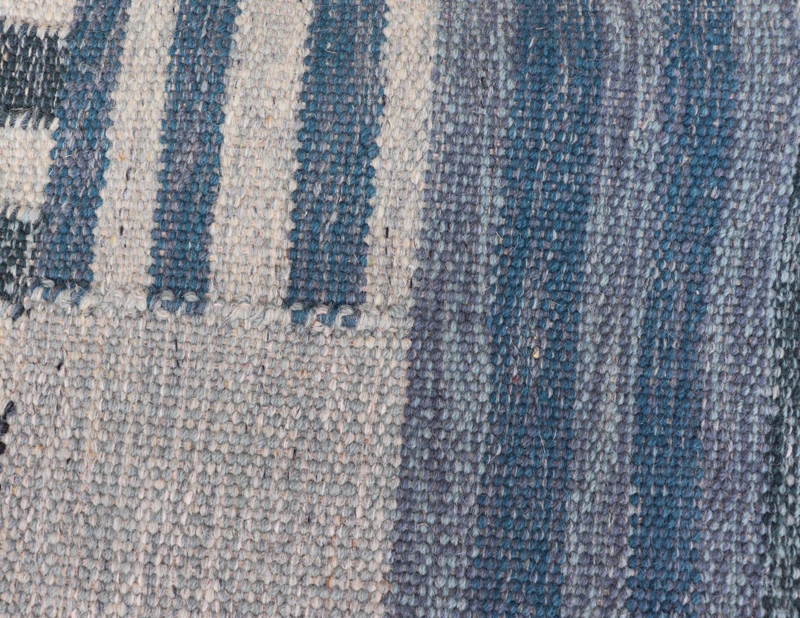 Flachgewebe-Teppich im skandinavischen Stil mit modernem Design in Grau, Schwarz und Blau. Keivan Woven Arts, Teppich RJK-30118-SHB-183, Herkunftsland / Art: Indien / Skandinavisches Flachgewebe.
Maße: 9'2 x 11'7 
Dieses skandinavische Flachgewebe