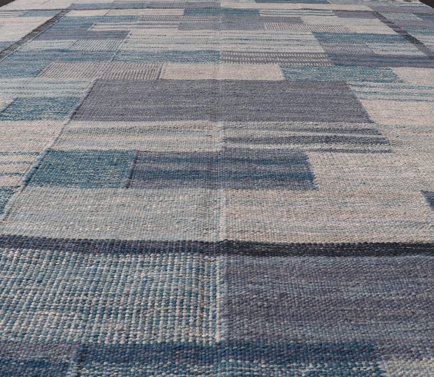 Skandinavischer Flachgewebe-Teppich im skandinavischen Stil mit modernem Design in Grau, Schwarz und Blau (Indisch) im Angebot