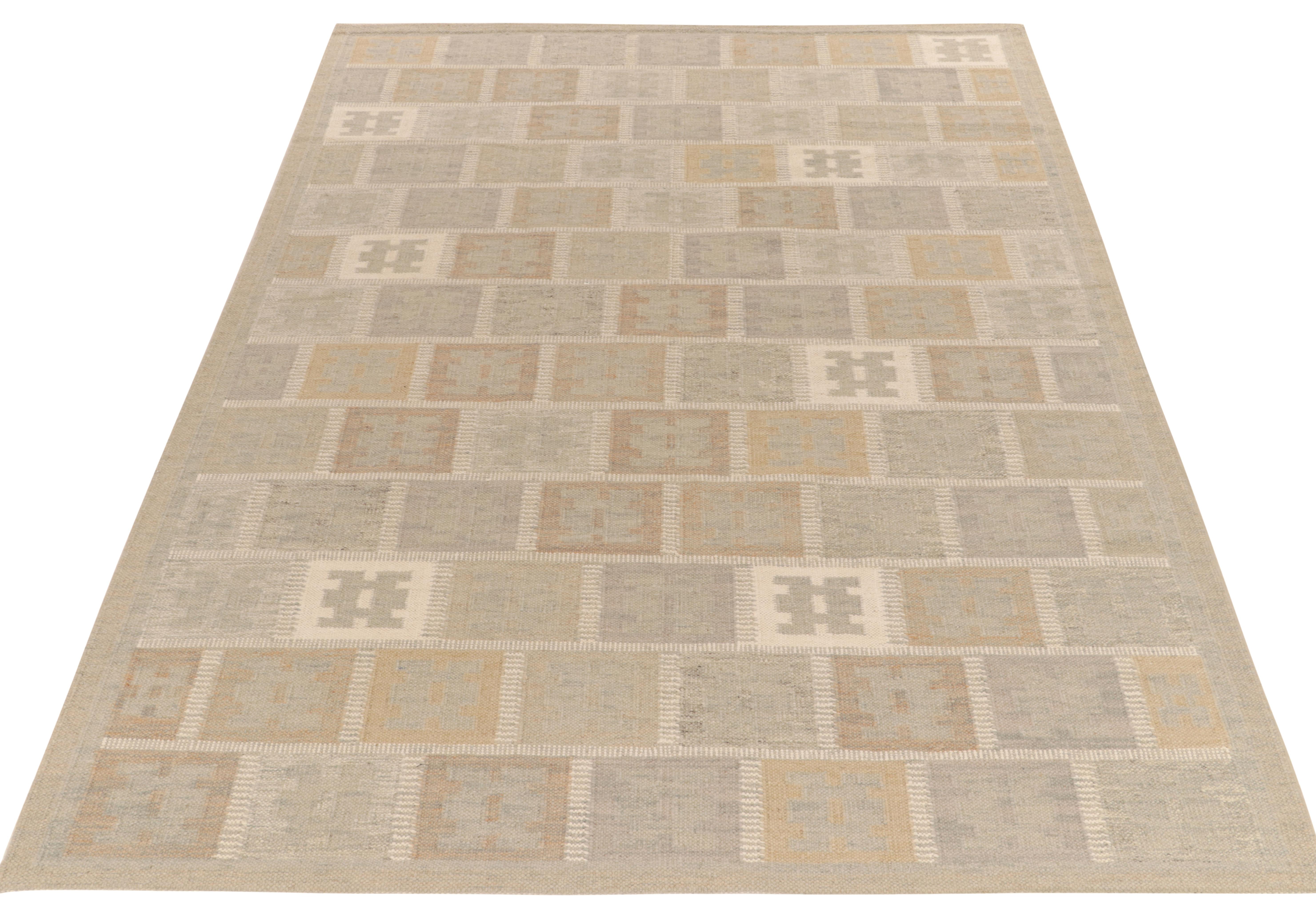 Tissé à la main en laine de qualité, un Kilim 9x12 de notre répertoire primé de tissages plats scandinaves. Le tapis kilim présente un mouvement géométrique profond dans des tons gris et beige/brun atténués, avec un attrait discret pour l'esthétique