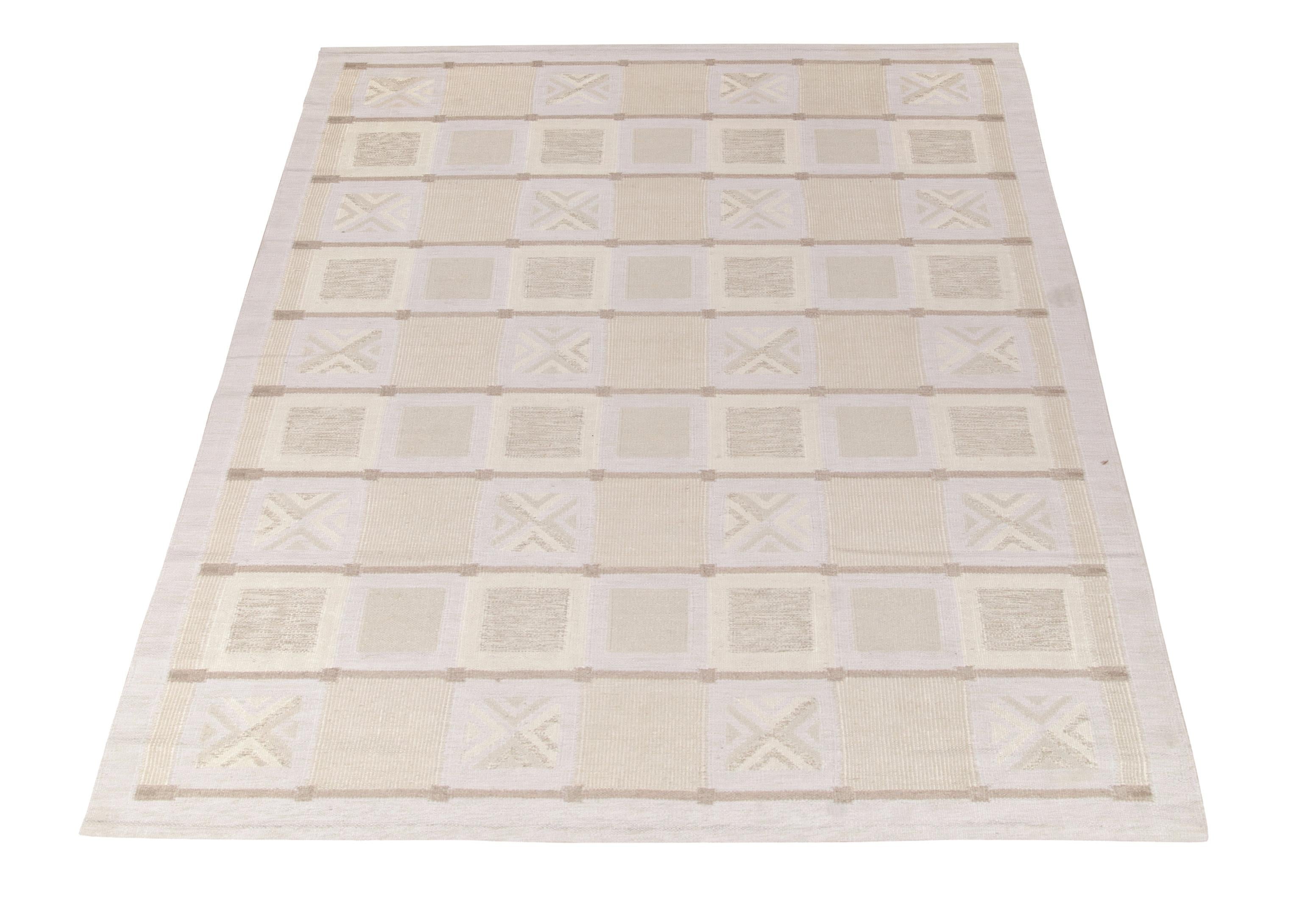 Dieses 10x15 große Flachgewebe aus der preisgekrönten skandinavischen Kilim-Kollektion von Rug & Kilim ist ein Beispiel für eine moderne Interpretation des schwedischen Dekostils. Das knackige Weiß und Blau unserer ungefärbten Naturgarne gibt dem