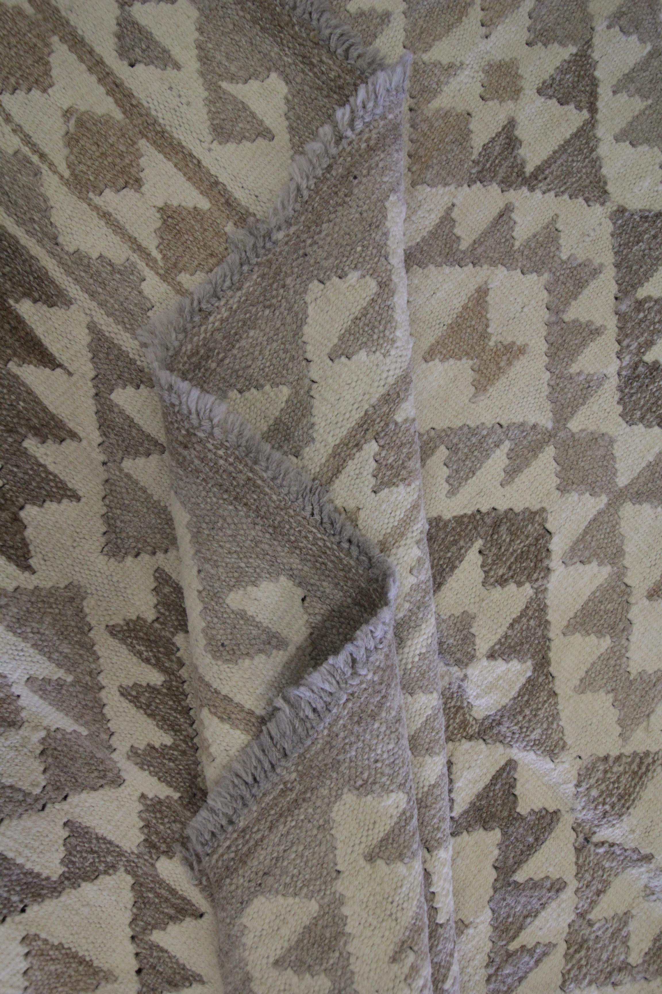 Skandinavischer Kelim-Teppich im skandinavischen Stil Handgefertigt Couchtisch Braun Geometrischer Teppich im Angebot 3