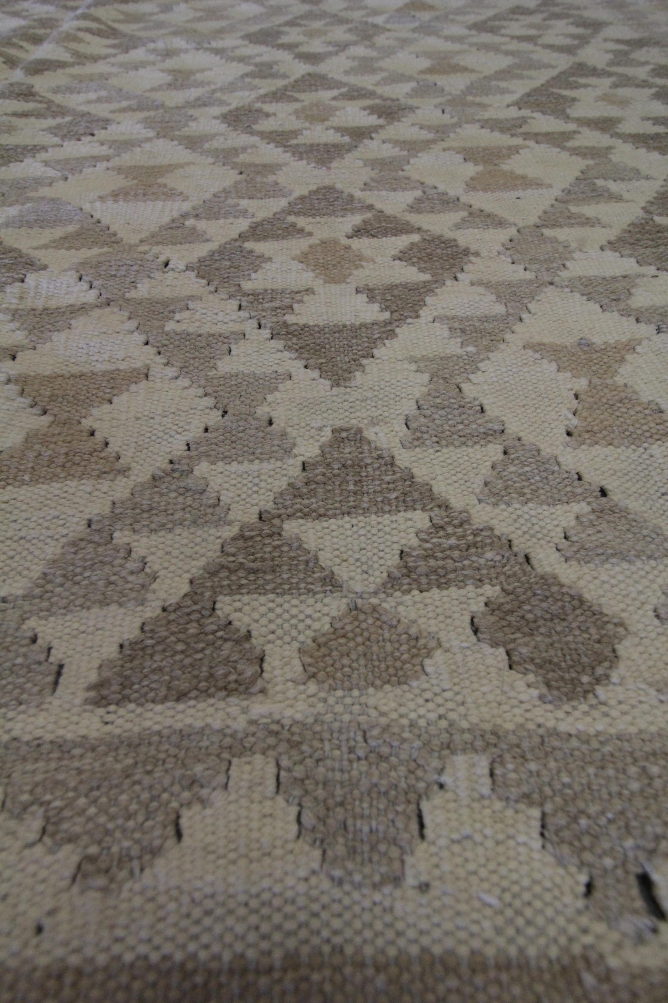 Skandinavischer Kelim-Teppich im skandinavischen Stil Handgefertigt Couchtisch Braun Geometrischer Teppich (Afghanisch) im Angebot